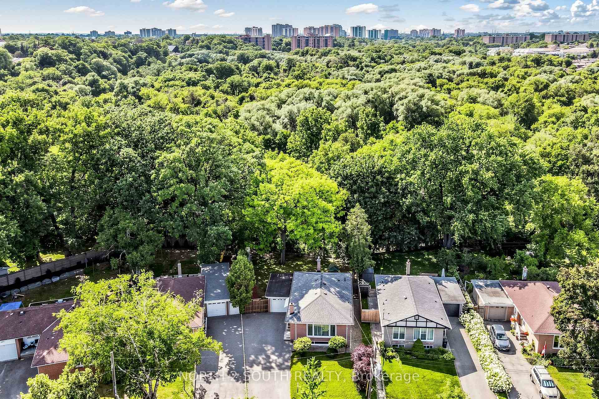 Photo 33 of 263 Thistle Down Boulevard, Etobicoke, Thistletown-Beaumonde Heights — HOMEH
