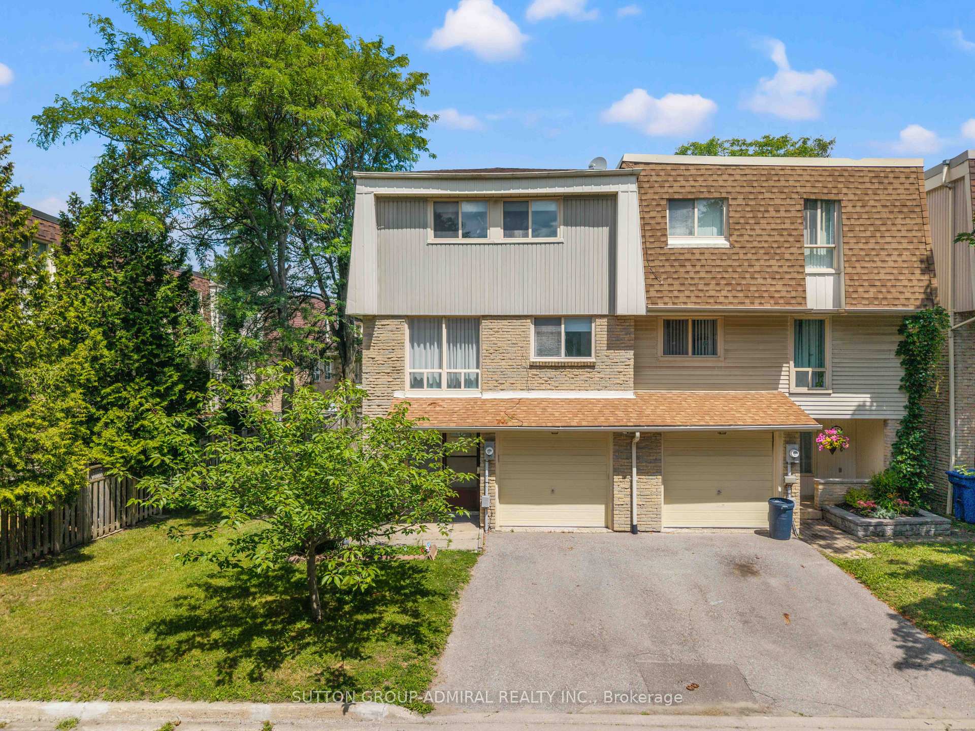 Photo 2 of Unit 7, 45 Poplar Crescent N, Aurora, Aurora Estates — HOMEH