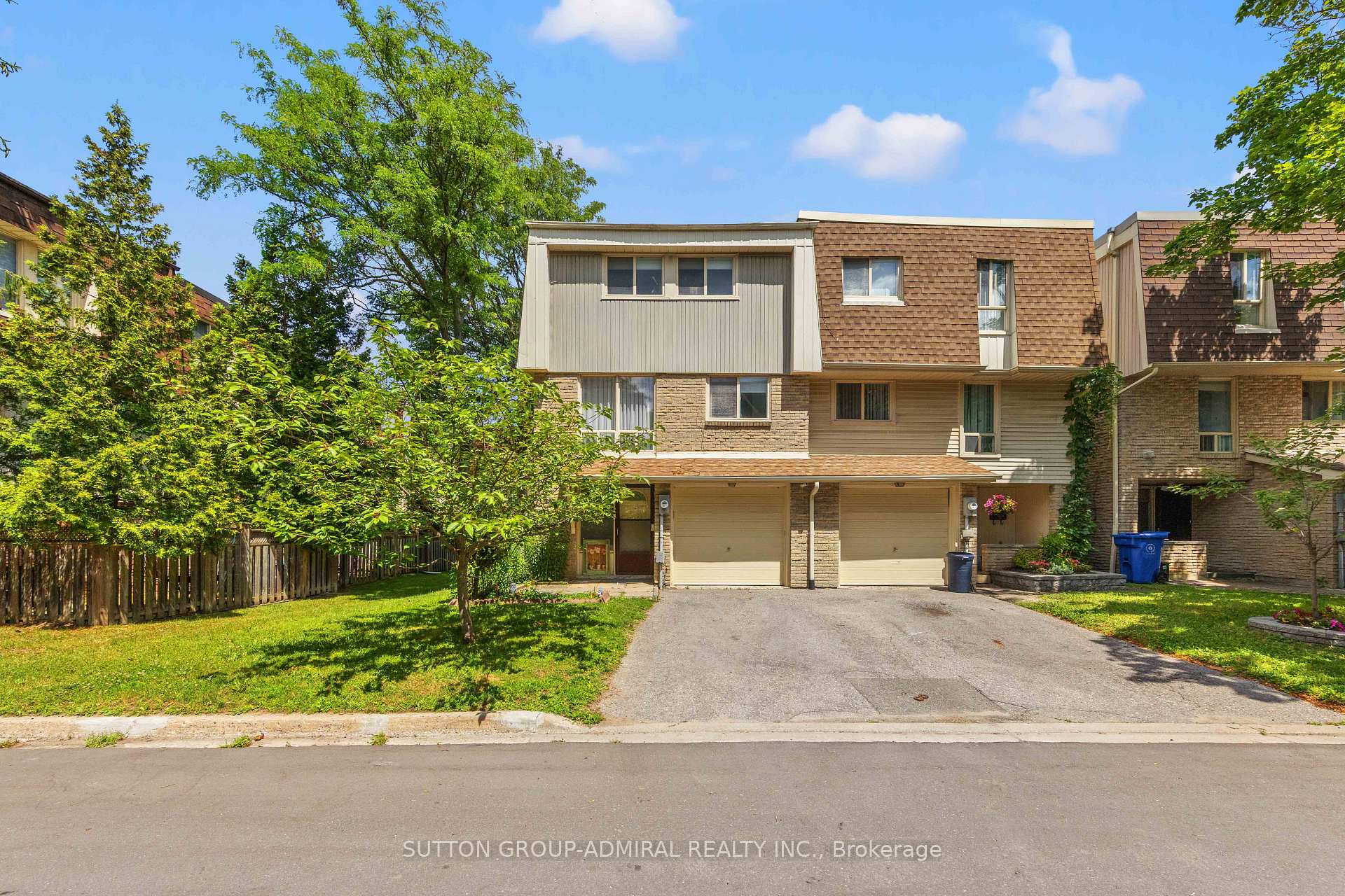 Photo 4 of Unit 7, 45 Poplar Crescent N, Aurora, Aurora Estates — HOMEH