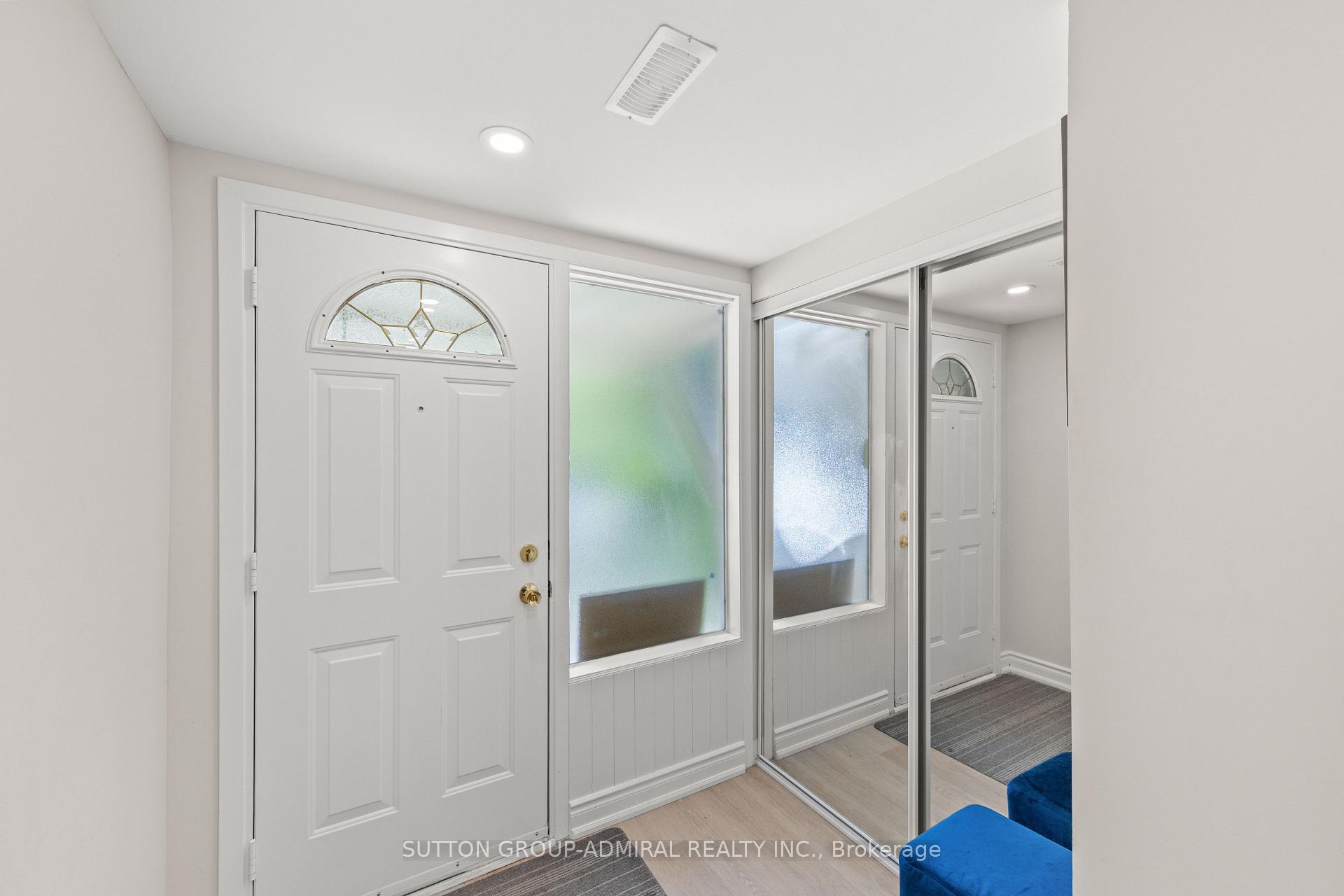 Photo 7 of Unit 7, 45 Poplar Crescent N, Aurora, Aurora Estates — HOMEH