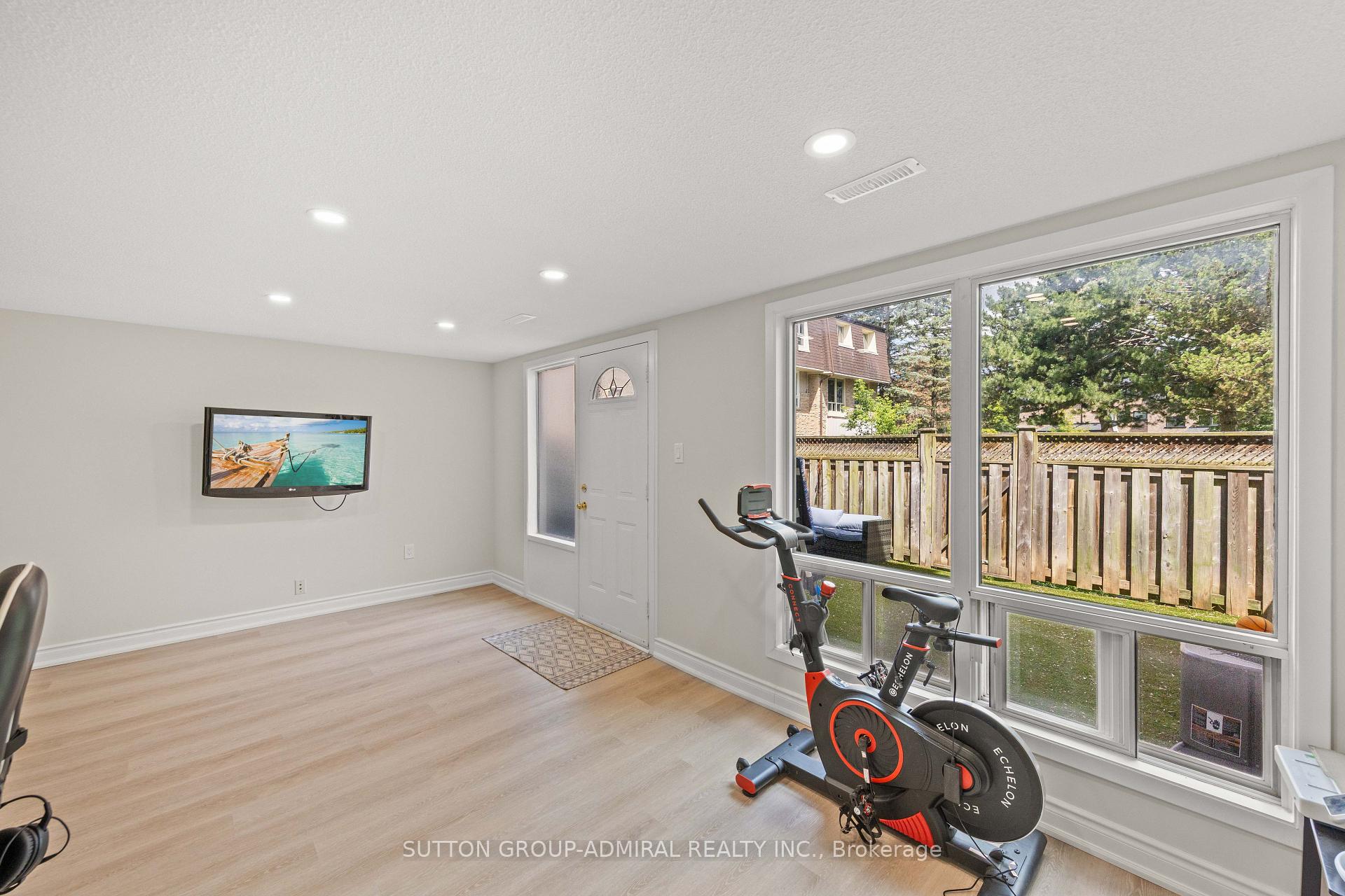 Photo 16 of Unit 7, 45 Poplar Crescent N, Aurora, Aurora Estates — HOMEH