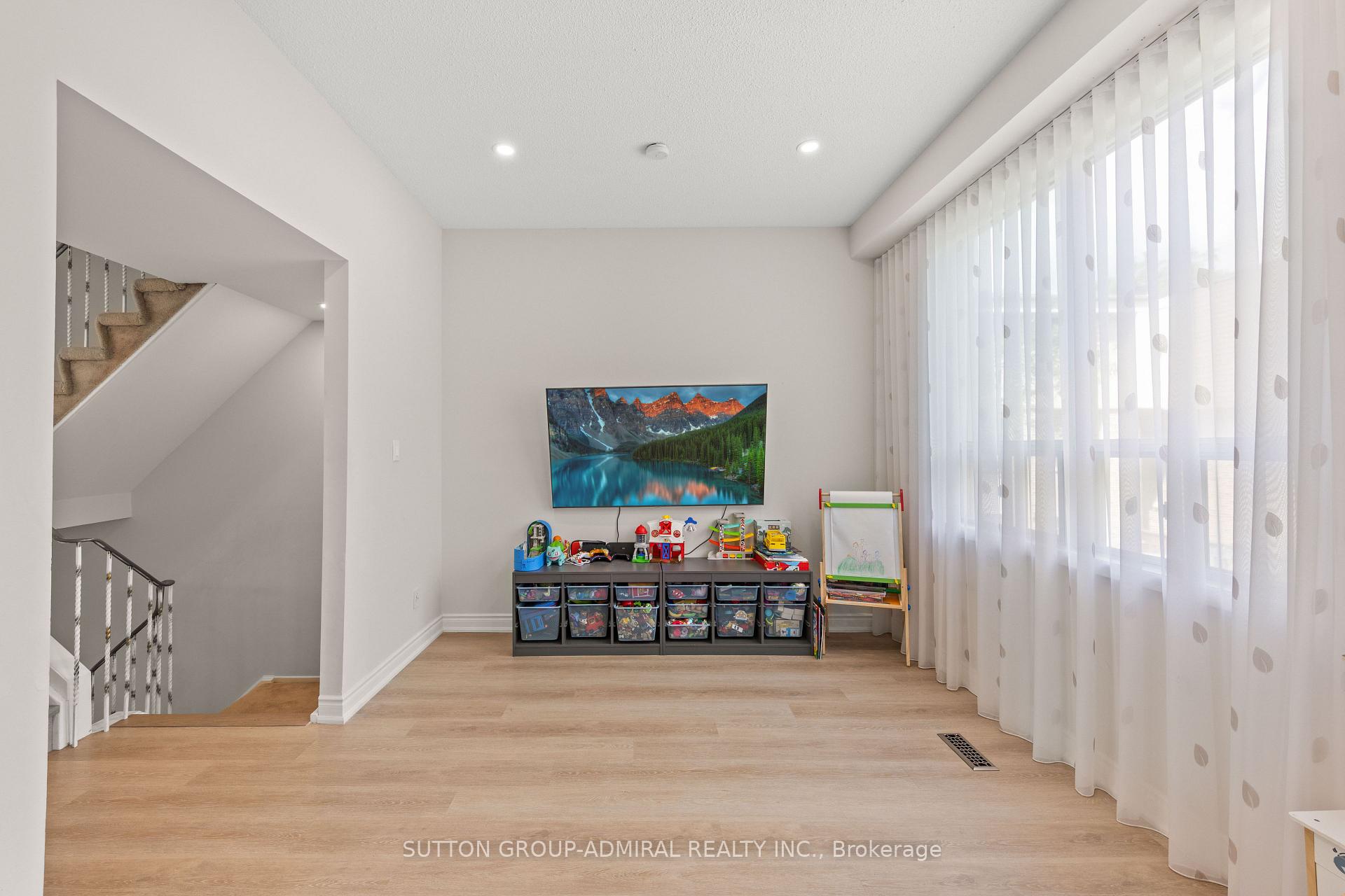 Photo 22 of Unit 7, 45 Poplar Crescent N, Aurora, Aurora Estates — HOMEH