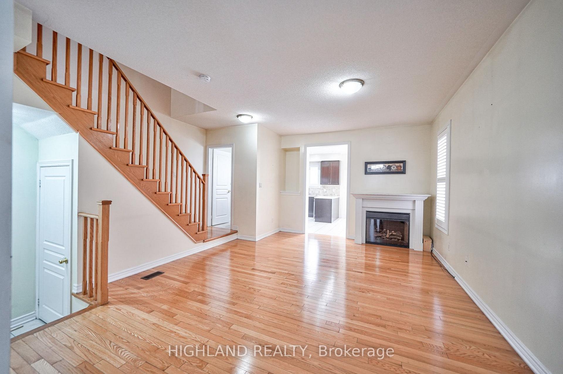 Photo 3 of 515 Coach Drive, Mississauga, Hurontario — HOMEH