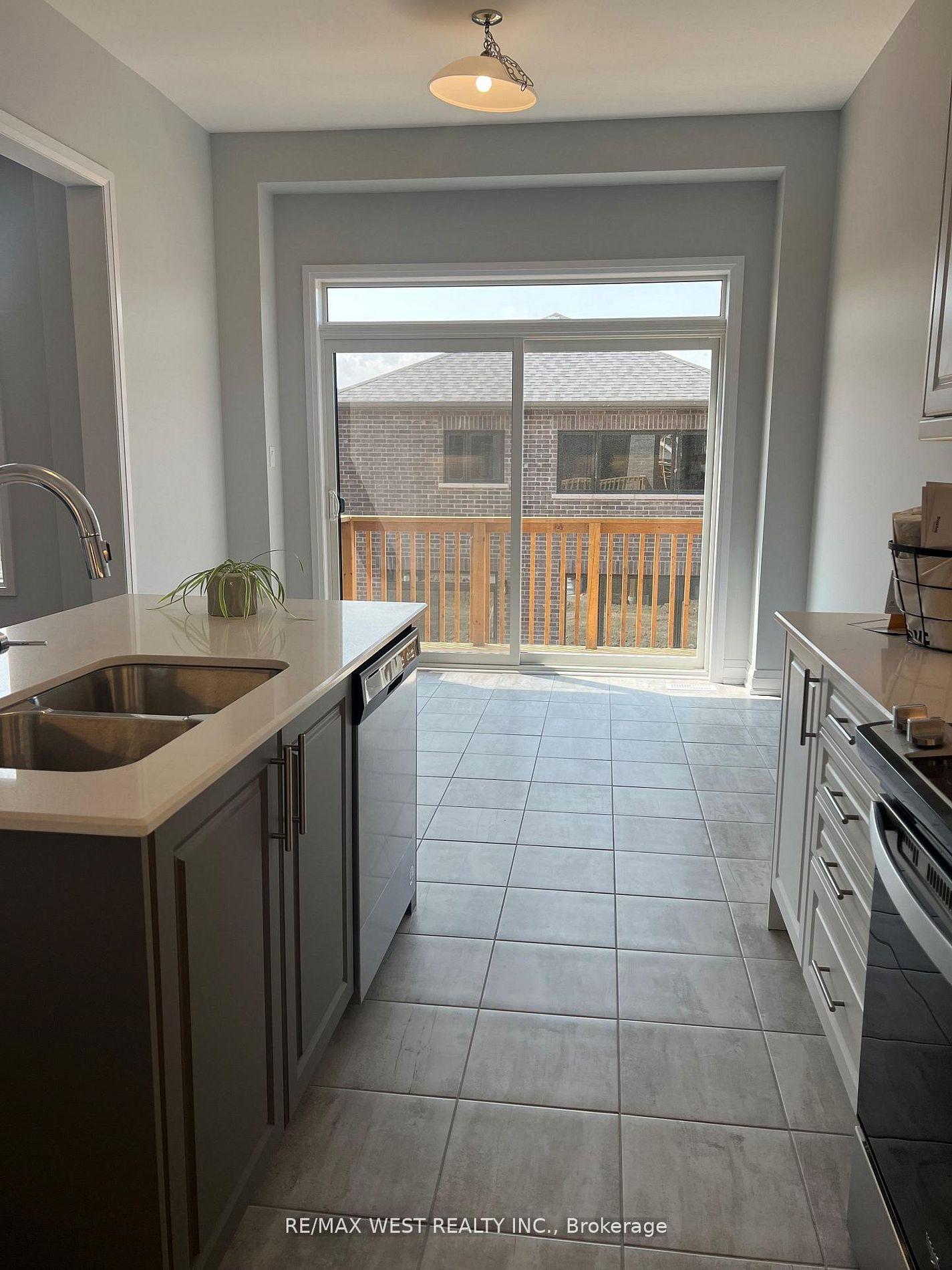 Photo 8 of 14 Periwinkle Road E, Springwater, Minesing — HOMEH