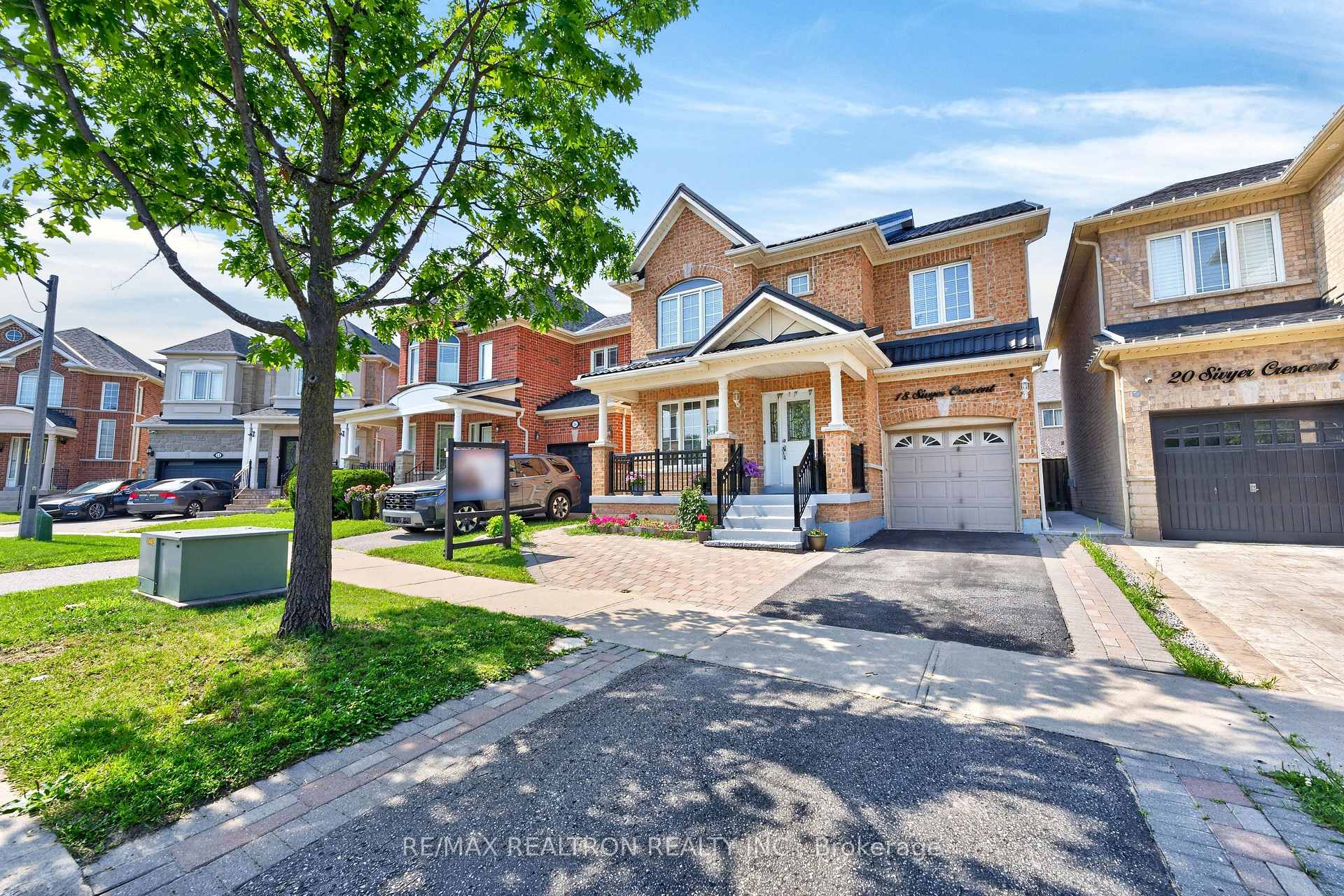Photo 3 of 18 Sivyer Crescent, Ajax, Northeast Ajax — HOMEH
