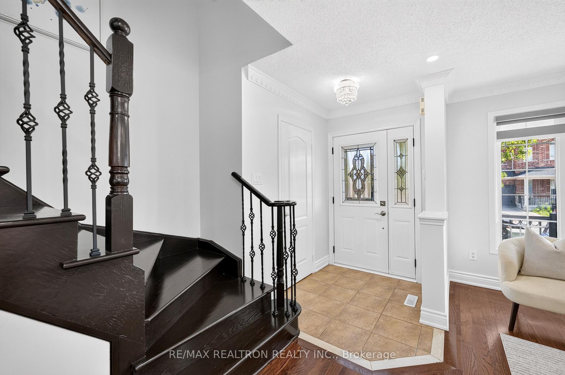 Photo 4 of 18 Sivyer Crescent, Ajax, Northeast Ajax — HOMEH