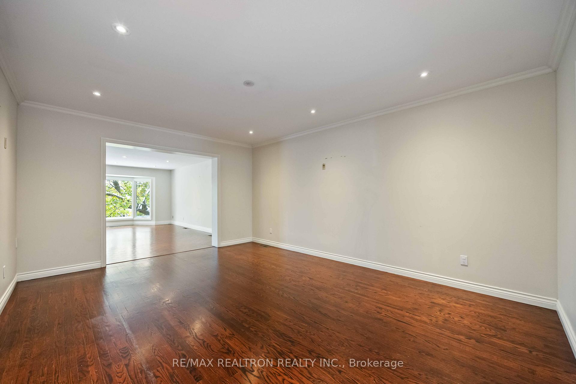 Photo 9 of 12 Donwoods Drive, North York, Bridle Path-Sunnybrook-York Mills — HOMEH
