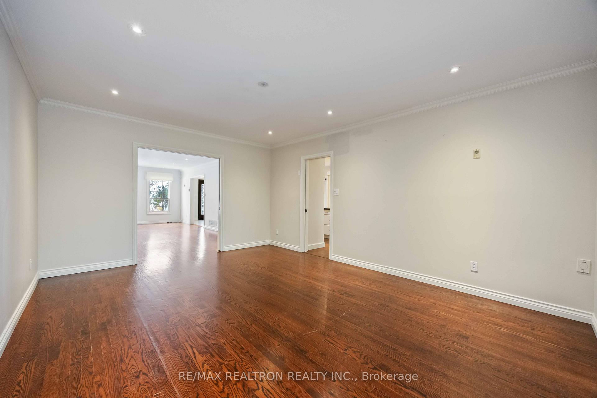 Photo 10 of 12 Donwoods Drive, North York, Bridle Path-Sunnybrook-York Mills — HOMEH