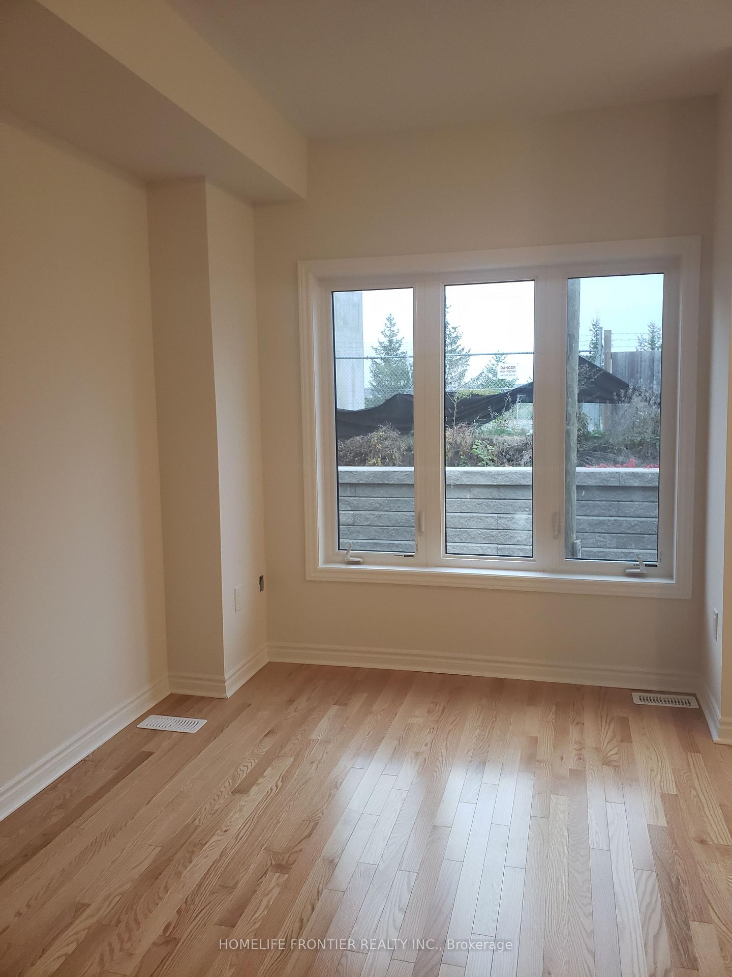 Photo 2 of 129 Gordon Circle, Newmarket, Gorham-College Manor — HOMEH