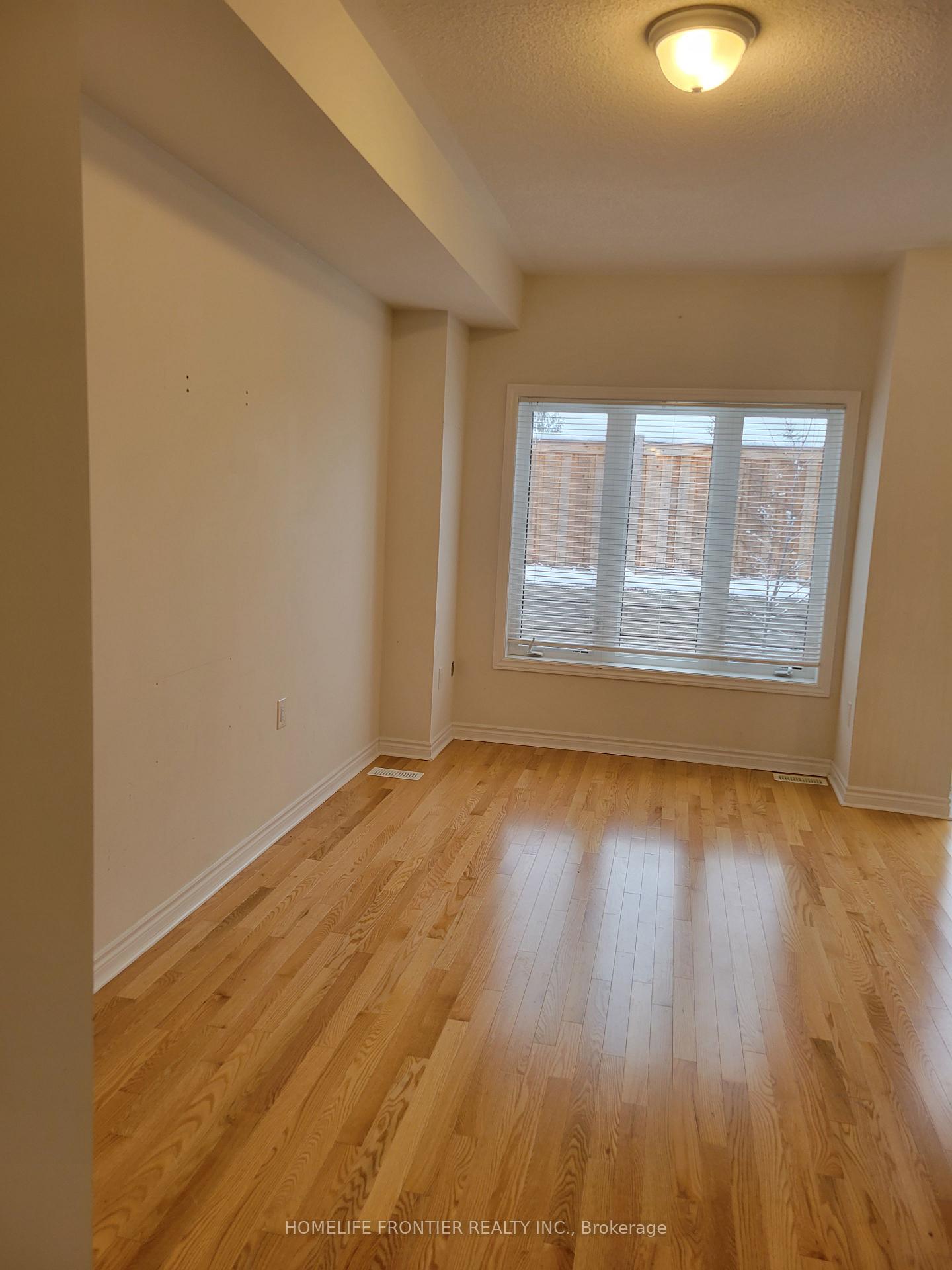 Photo 4 of 129 Gordon Circle, Newmarket, Gorham-College Manor — HOMEH