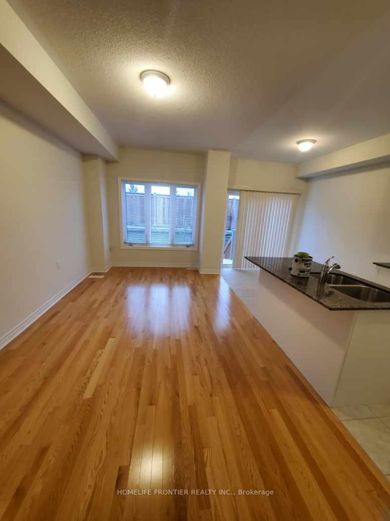 Photo 5 of 129 Gordon Circle, Newmarket, Gorham-College Manor — HOMEH