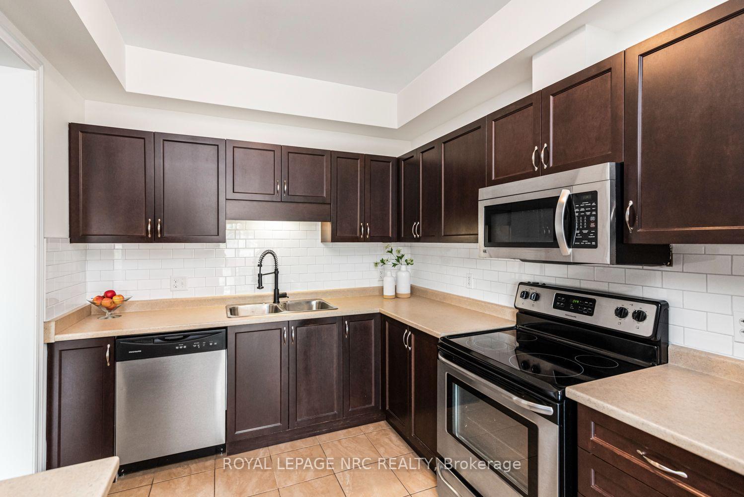 Photo 3 of Unit 22, 45 Seabreeze Crescent, Hamilton, Stoney Creek — HOMEH