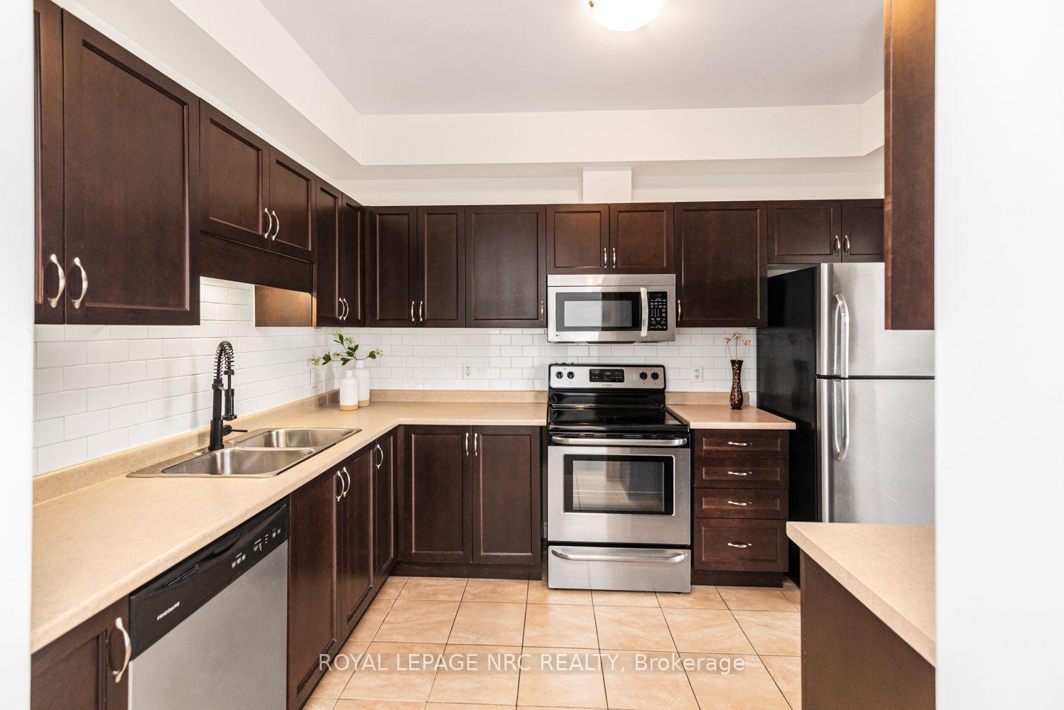 Photo 4 of Unit 22, 45 Seabreeze Crescent, Hamilton, Stoney Creek — HOMEH