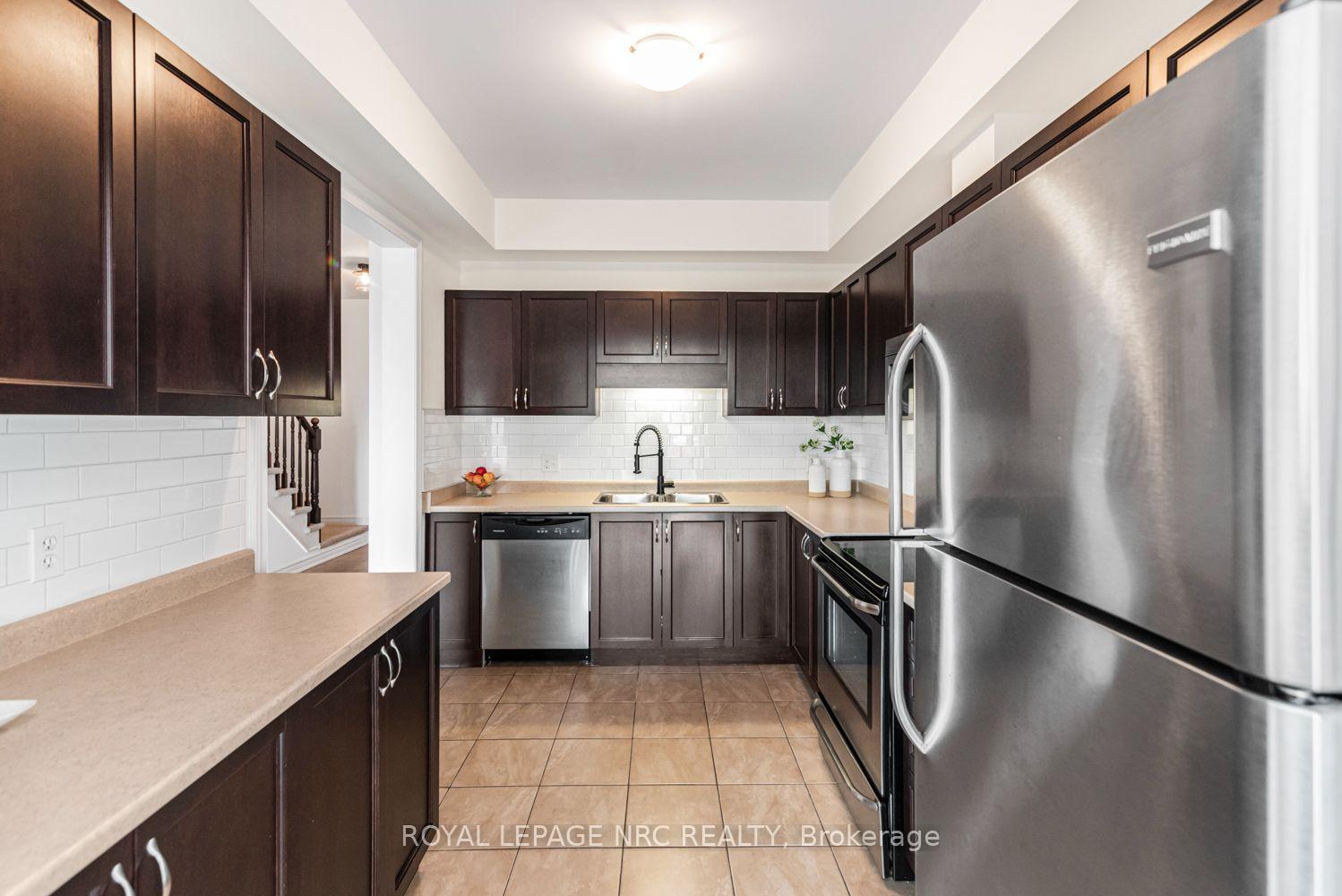 Photo 5 of Unit 22, 45 Seabreeze Crescent, Hamilton, Stoney Creek — HOMEH