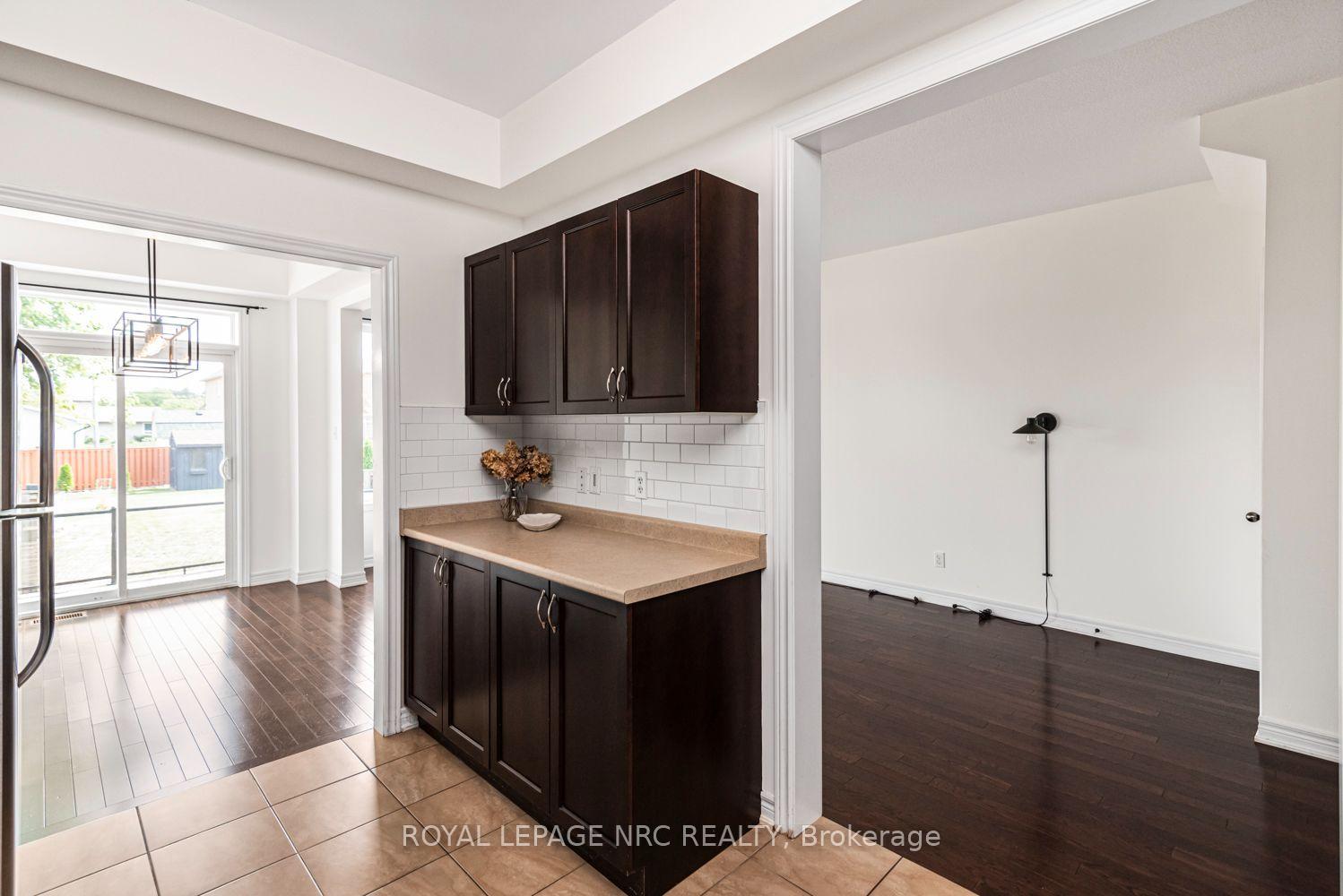 Photo 6 of Unit 22, 45 Seabreeze Crescent, Hamilton, Stoney Creek — HOMEH
