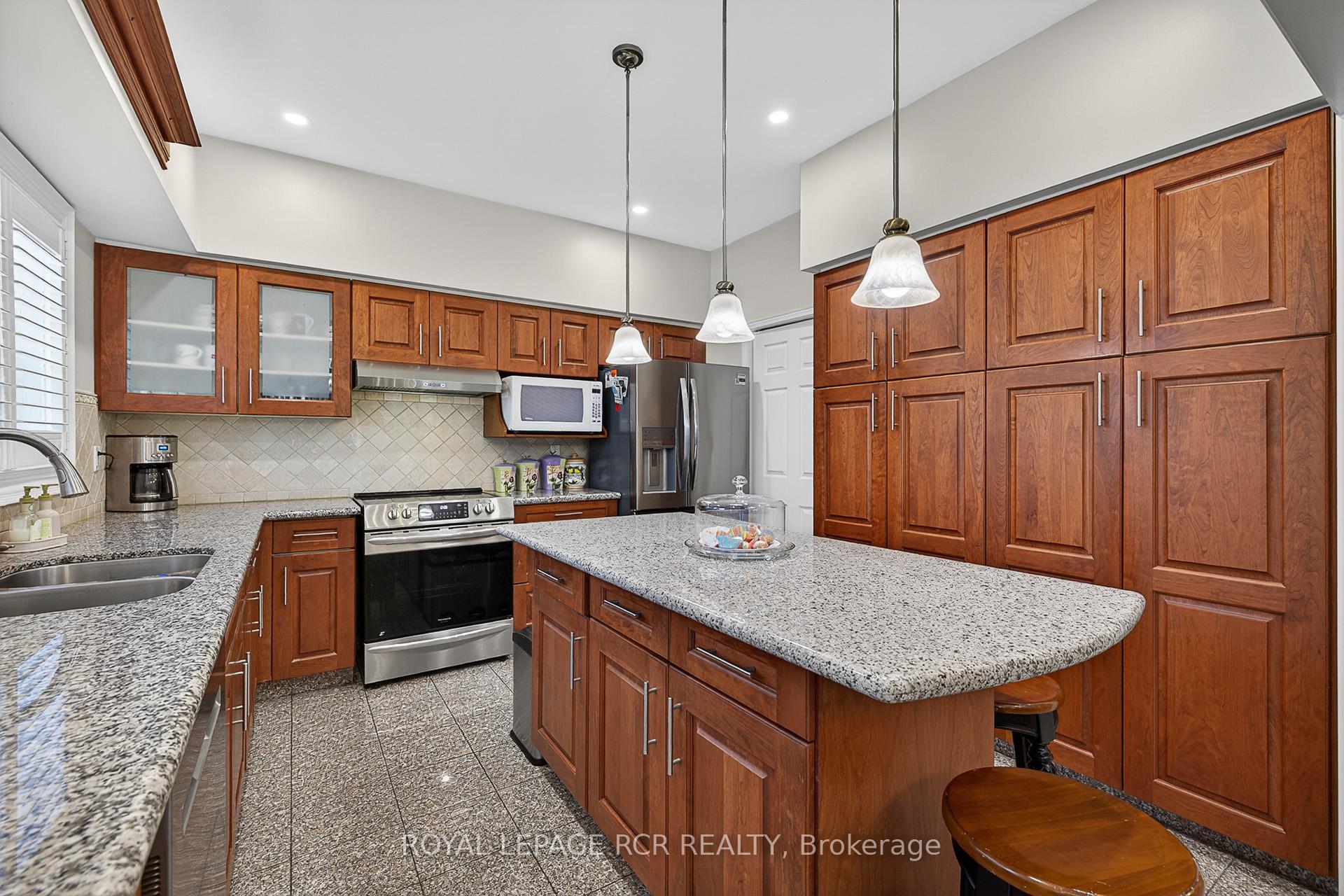 Photo 10 of 27 Kennett Drive, Whitby, Lynde Creek — HOMEH