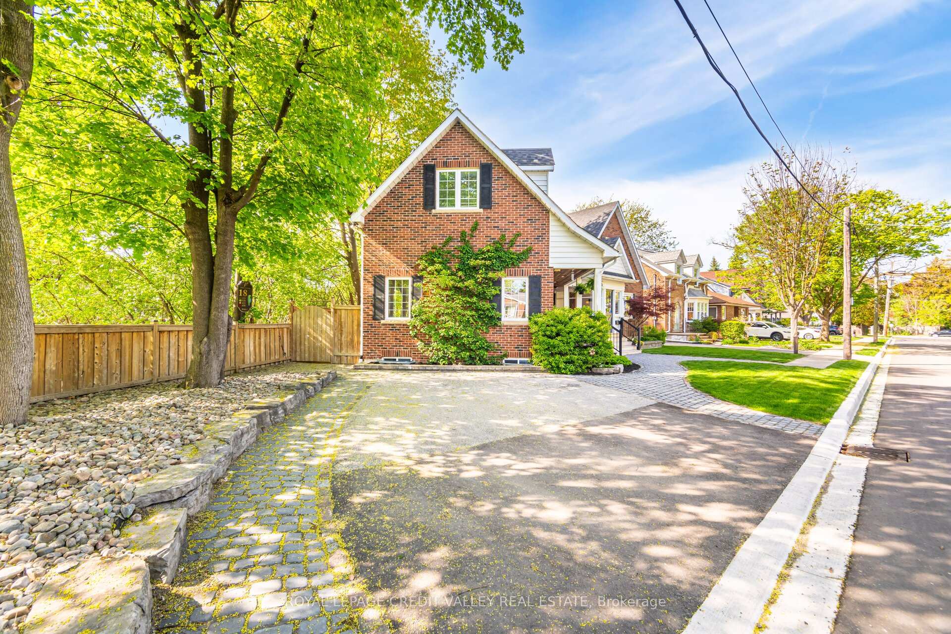 Photo 4 of 20 Fleming Avenue, Brampton, Downtown Brampton — HOMEH