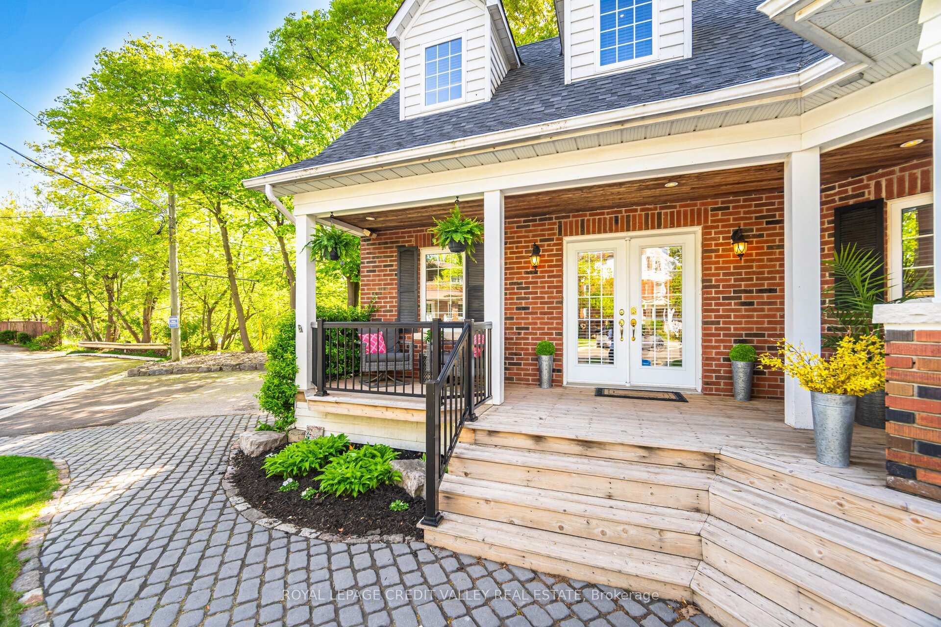 Photo 8 of 20 Fleming Avenue, Brampton, Downtown Brampton — HOMEH