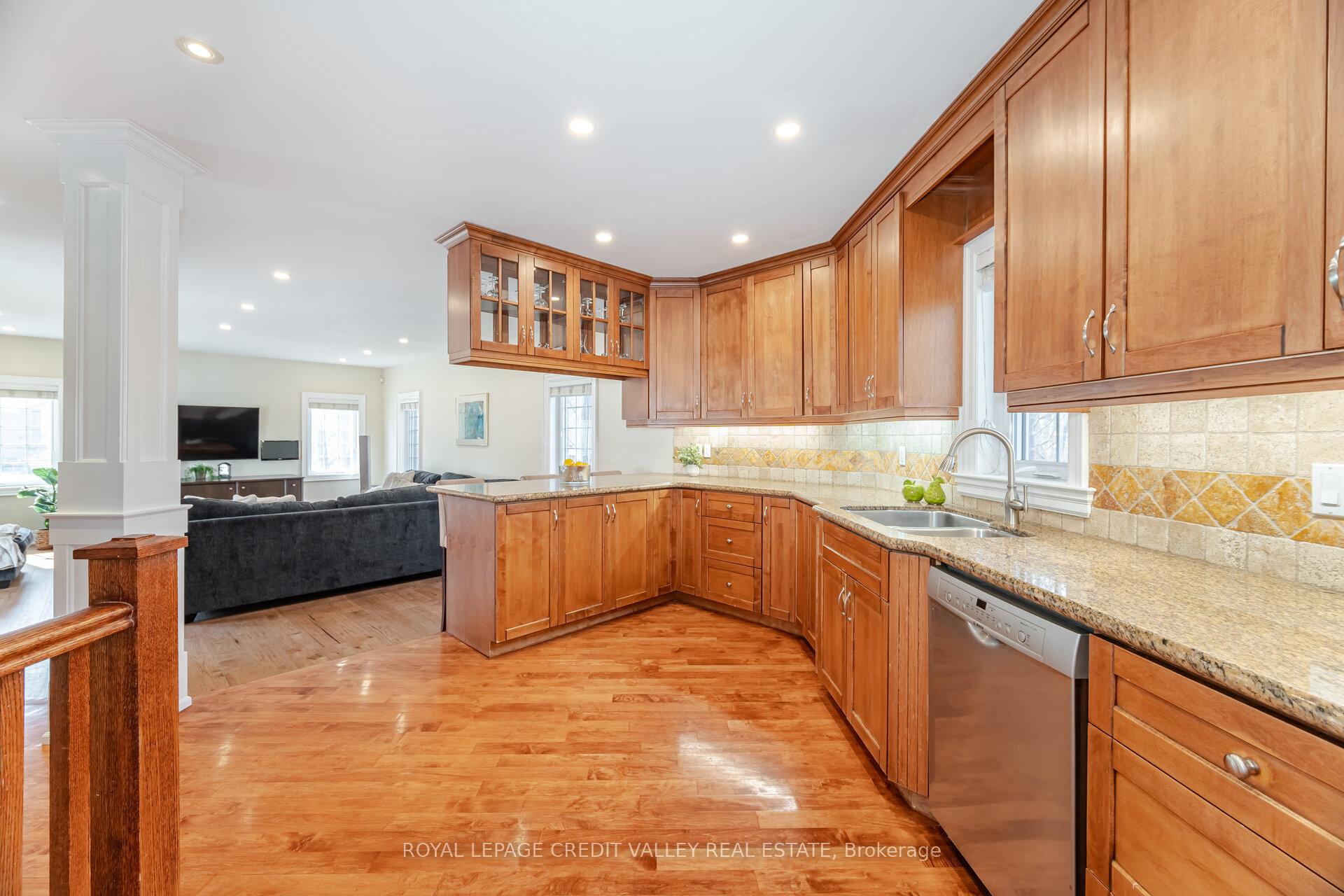 Photo 12 of 20 Fleming Avenue, Brampton, Downtown Brampton — HOMEH