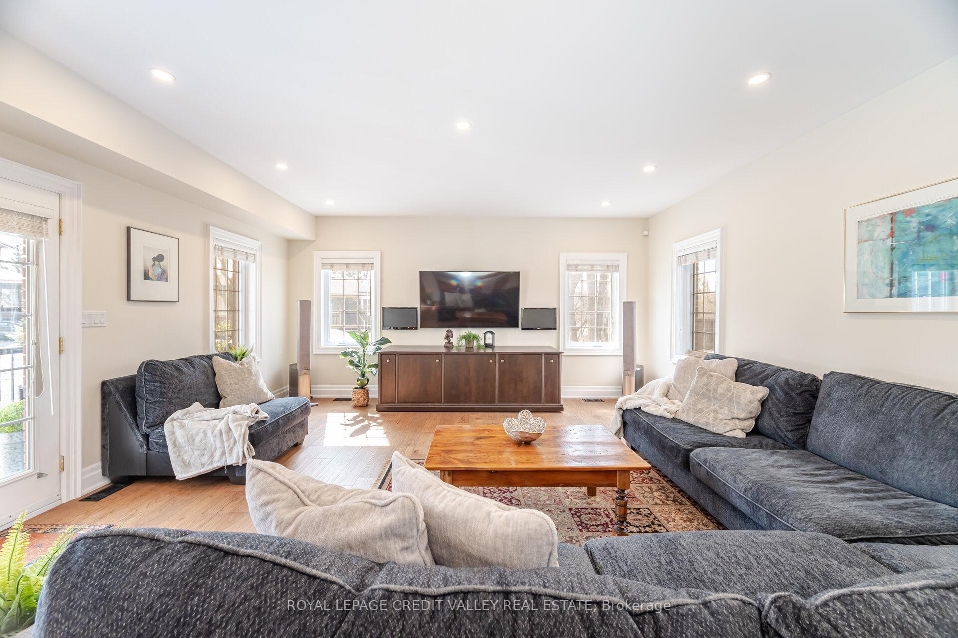 Photo 15 of 20 Fleming Avenue, Brampton, Downtown Brampton — HOMEH