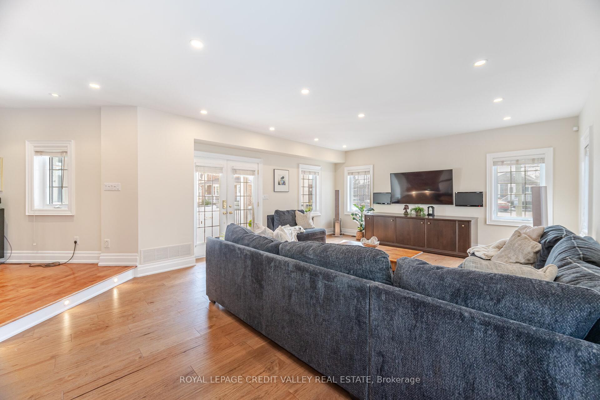 Photo 18 of 20 Fleming Avenue, Brampton, Downtown Brampton — HOMEH