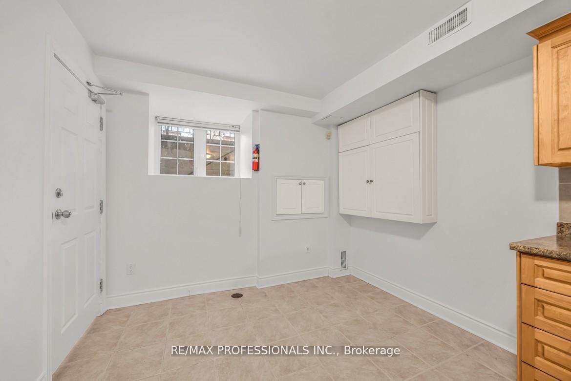 Photo 5 of Unit LOWER, 213 Major Street, Toronto, University — HOMEH