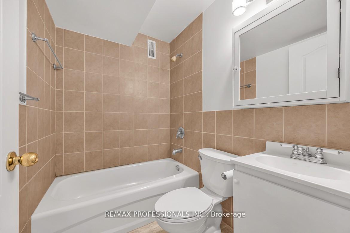 Photo 6 of Unit LOWER, 213 Major Street, Toronto, University — HOMEH