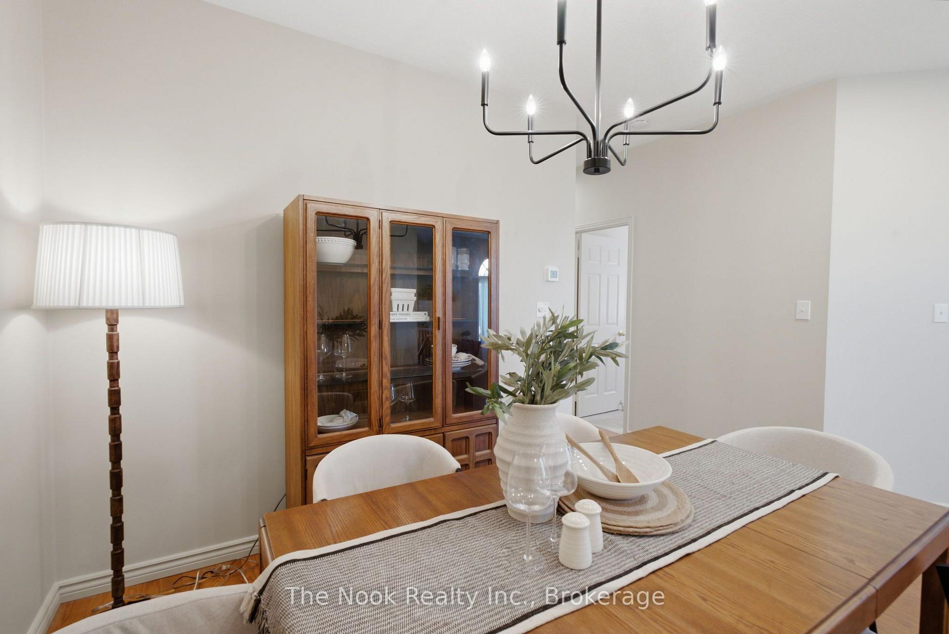 Photo 9 of 1120 Timberland Crescent, Oshawa, Pinecrest — HOMEH