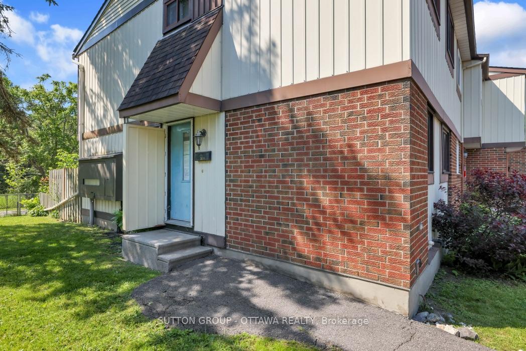 Photo 2 of 2014 Falkirk Crescent, Ottawa, Blackburn Hamlet (South) — HOMEH