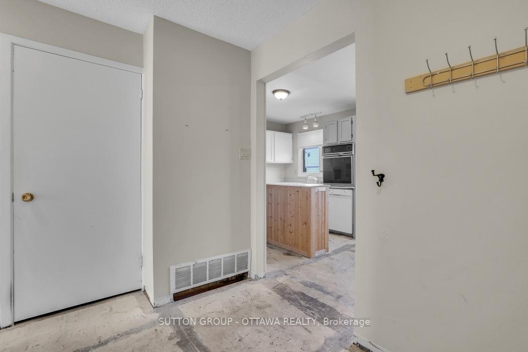 Photo 4 of 2014 Falkirk Crescent, Ottawa, Blackburn Hamlet (South) — HOMEH