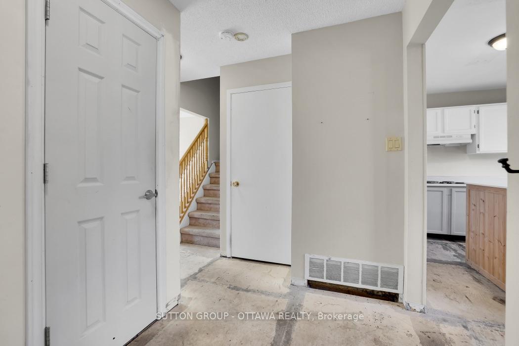 Photo 5 of 2014 Falkirk Crescent, Ottawa, Blackburn Hamlet (South) — HOMEH