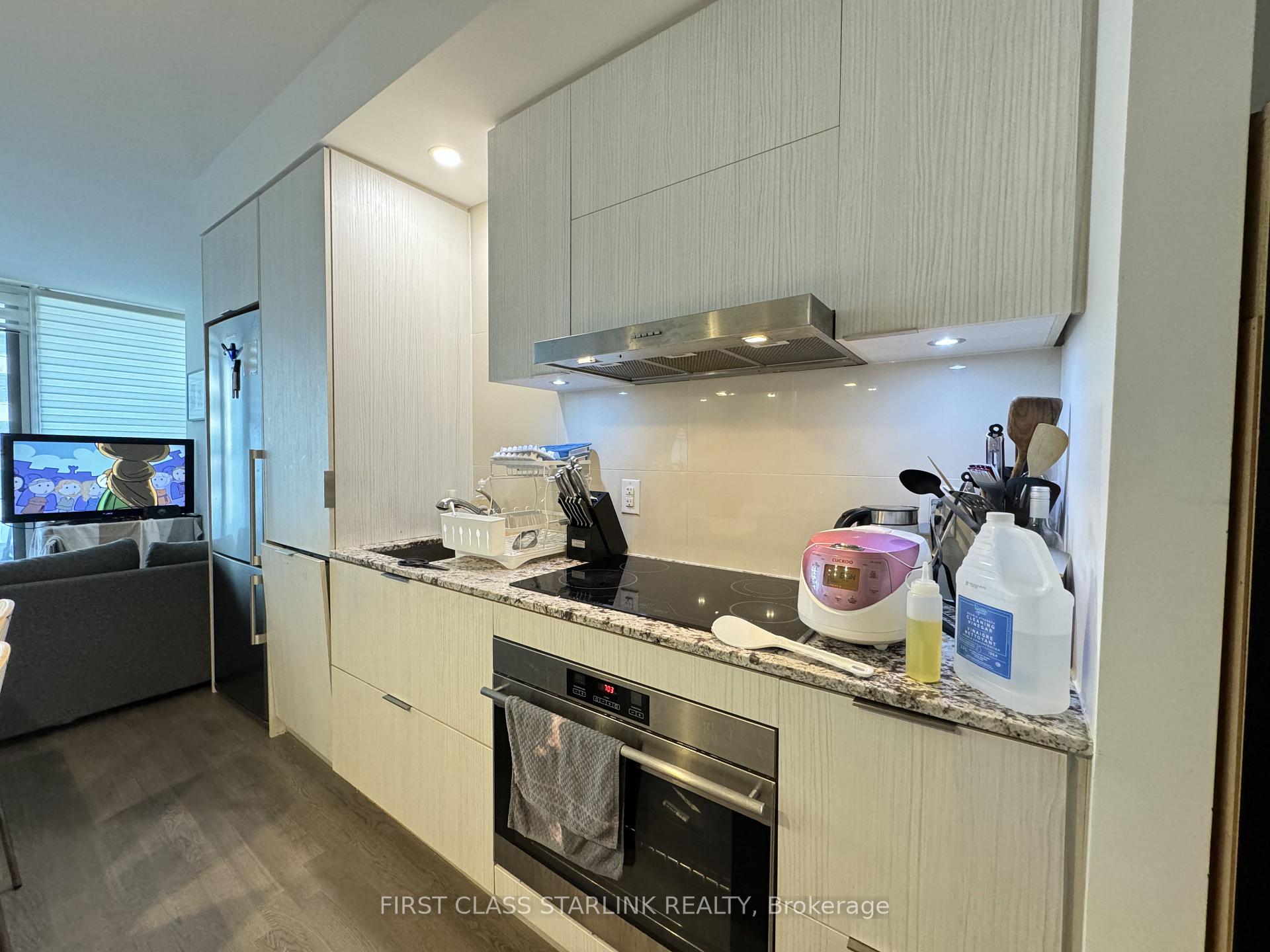 Photo 5 of Unit 811, 1 Bloor Street E, Toronto, Church-Yonge Corridor — HOMEH