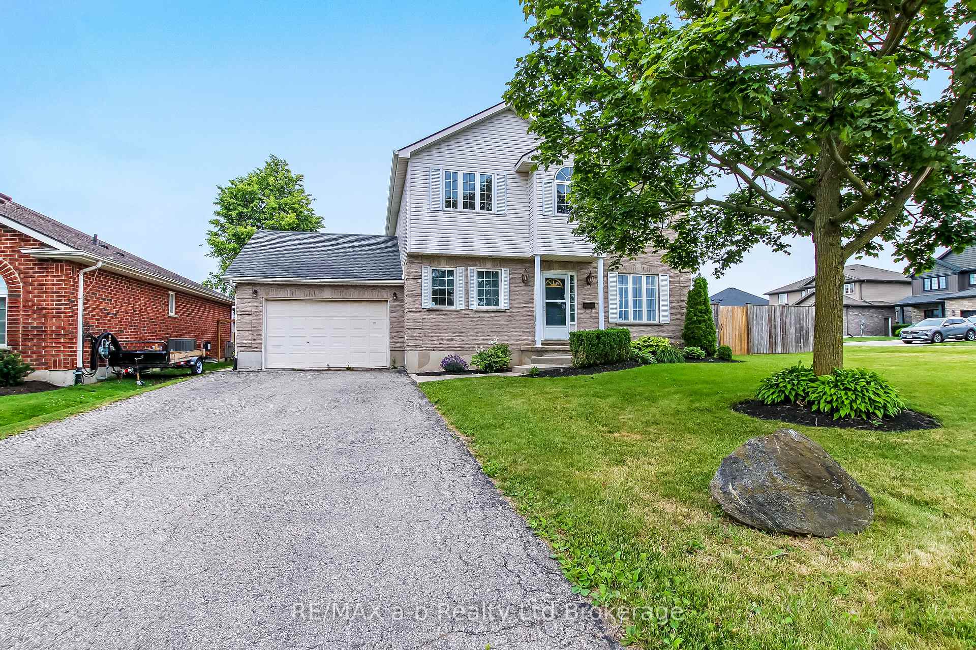 Photo 1 of 39 Primrose Drive, Tillsonburg — HOMEH
