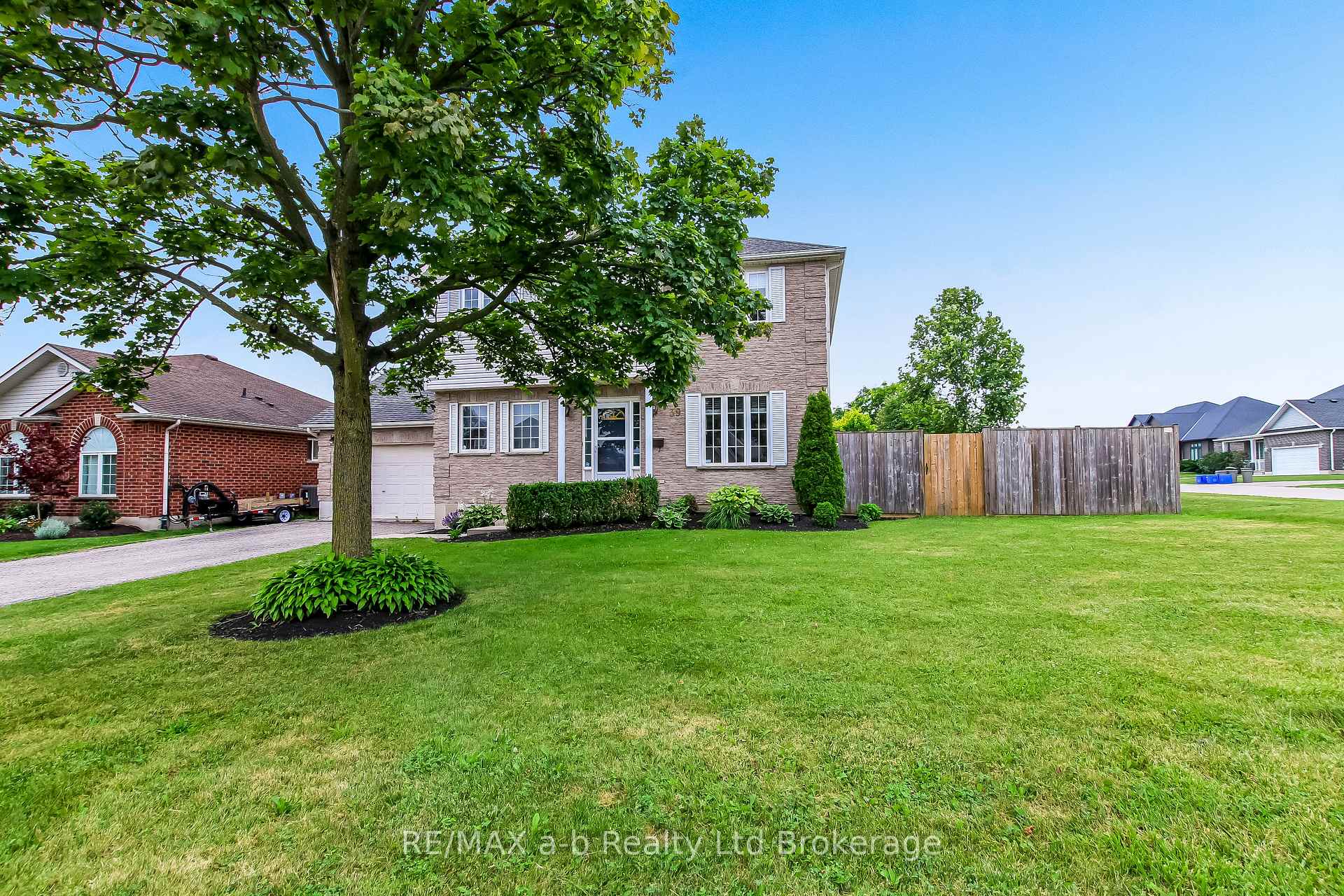 Photo 2 of 39 Primrose Drive, Tillsonburg — HOMEH