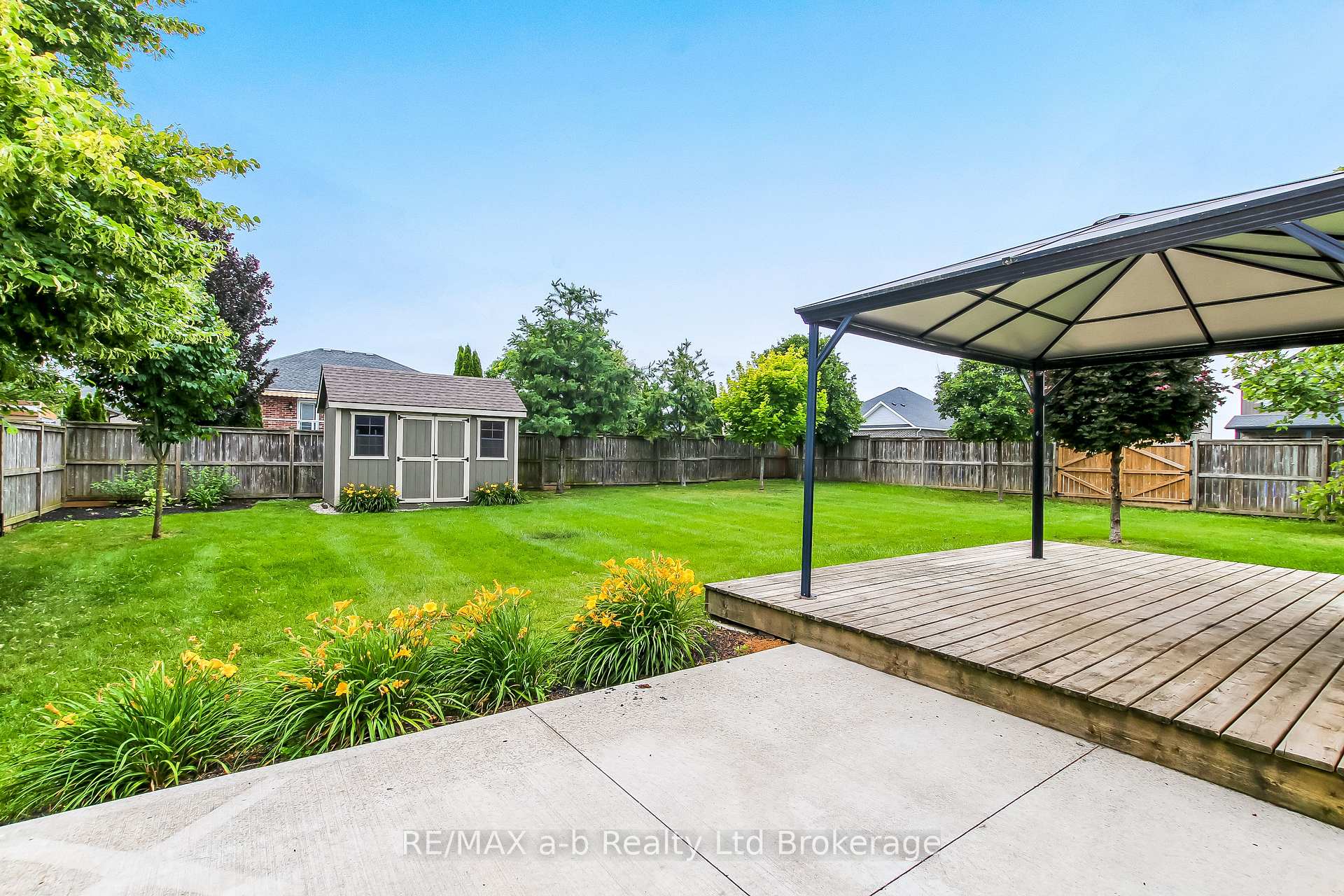 Photo 3 of 39 Primrose Drive, Tillsonburg — HOMEH