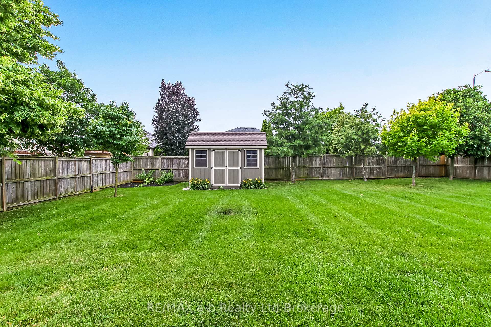 Photo 4 of 39 Primrose Drive, Tillsonburg — HOMEH