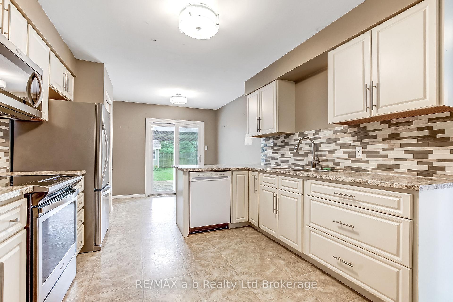 Photo 7 of 39 Primrose Drive, Tillsonburg — HOMEH