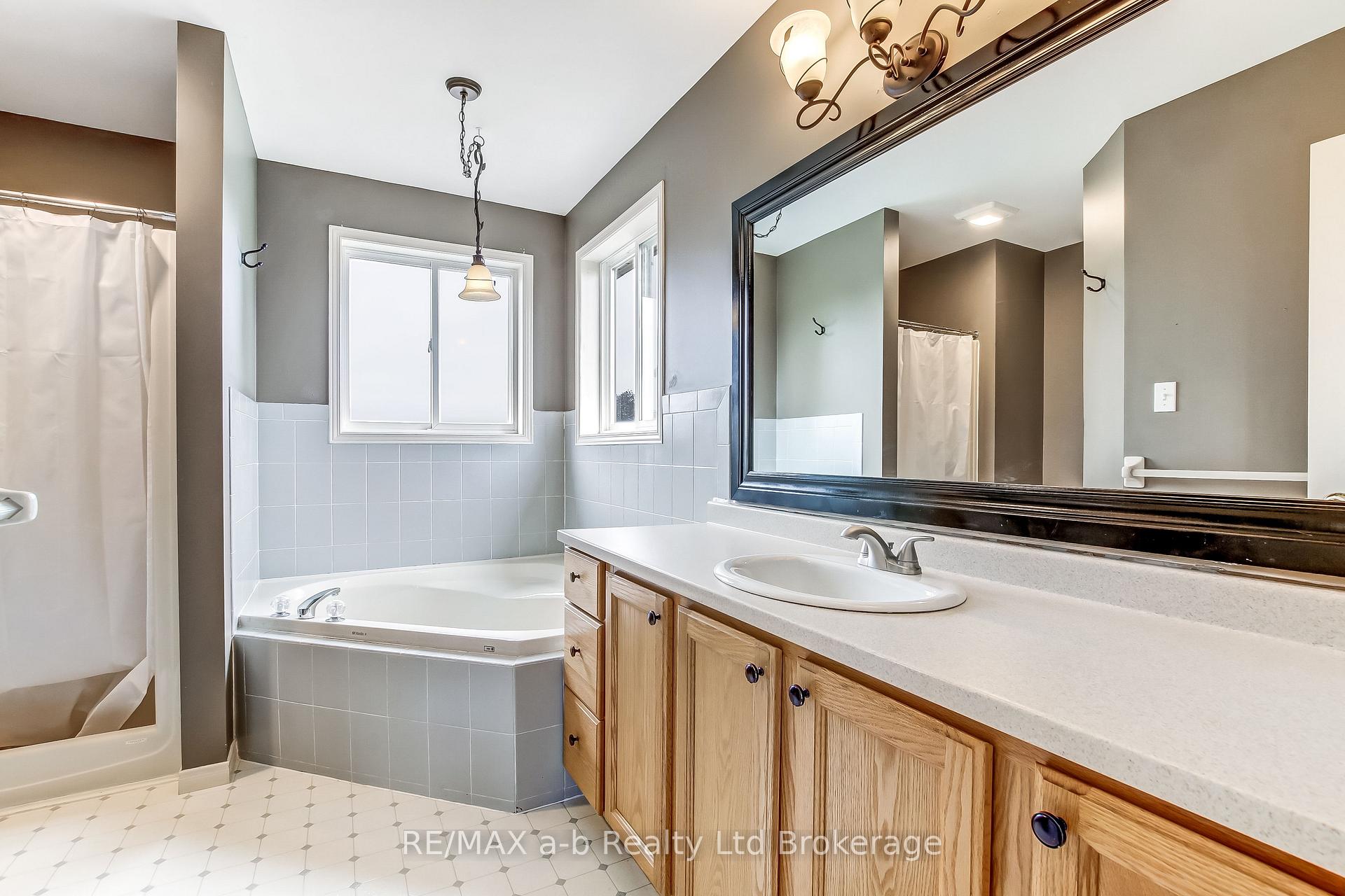 Photo 12 of 39 Primrose Drive, Tillsonburg — HOMEH