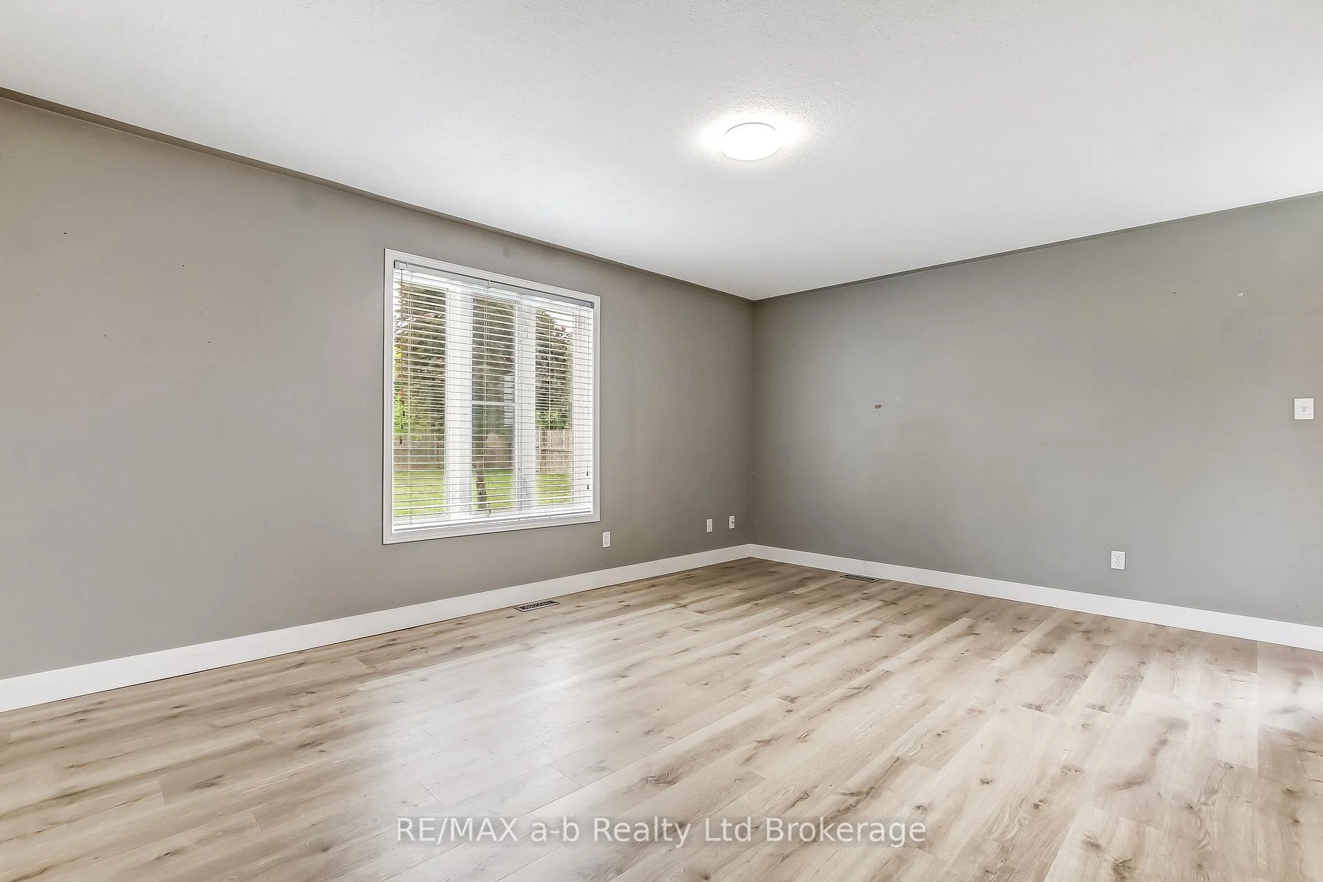 Photo 20 of 39 Primrose Drive, Tillsonburg — HOMEH