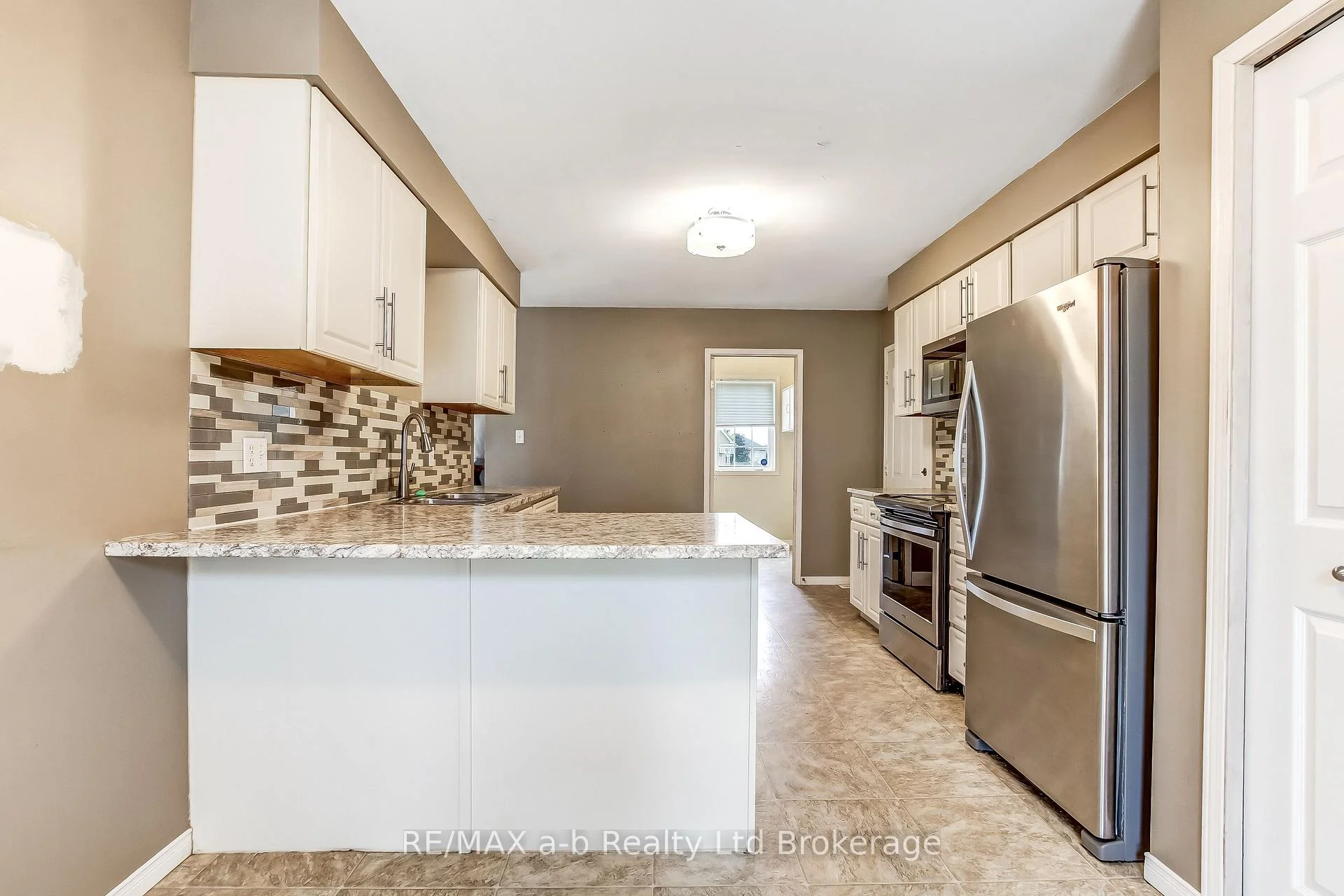 Photo 35 of 39 Primrose Drive, Tillsonburg — HOMEH