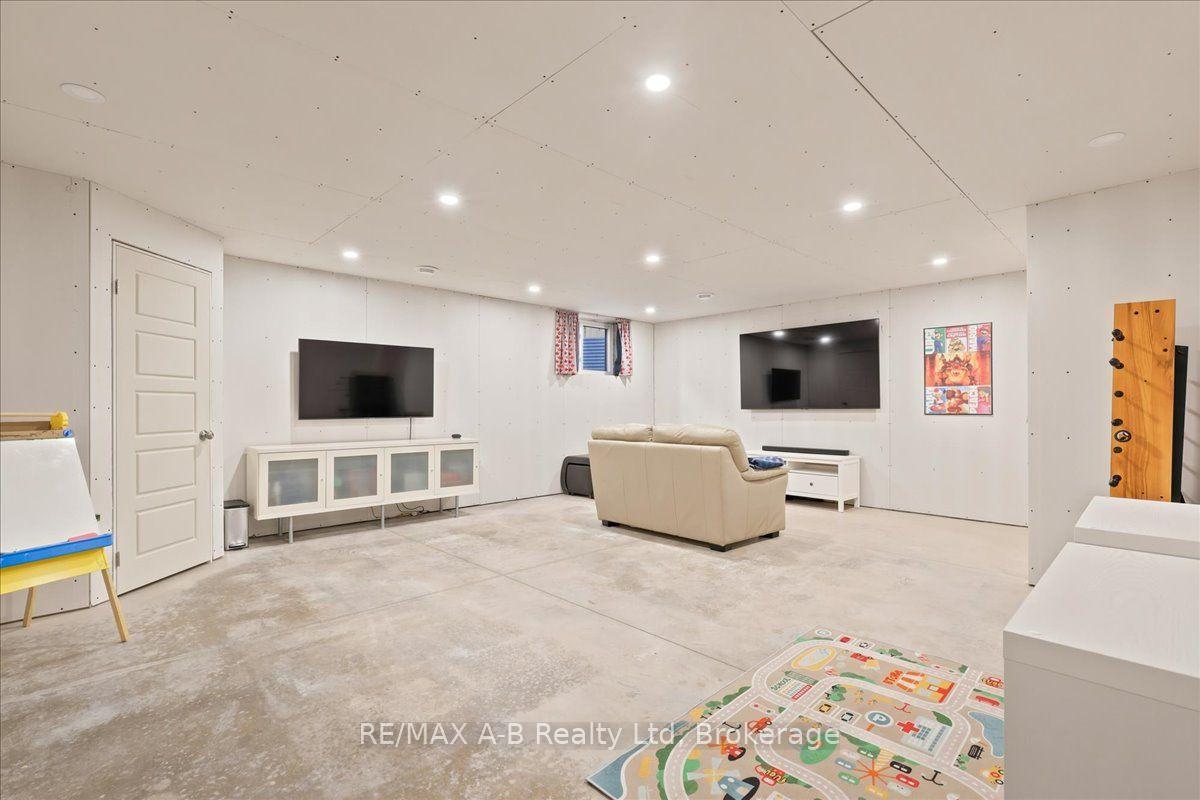 Photo 41 of 209 Arden Crescent, West Perth, Mitchell — HOMEH