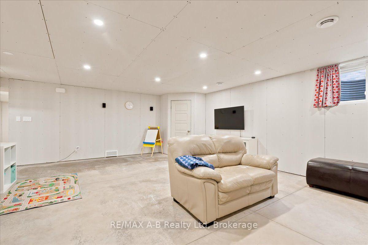 Photo 42 of 209 Arden Crescent, West Perth, Mitchell — HOMEH