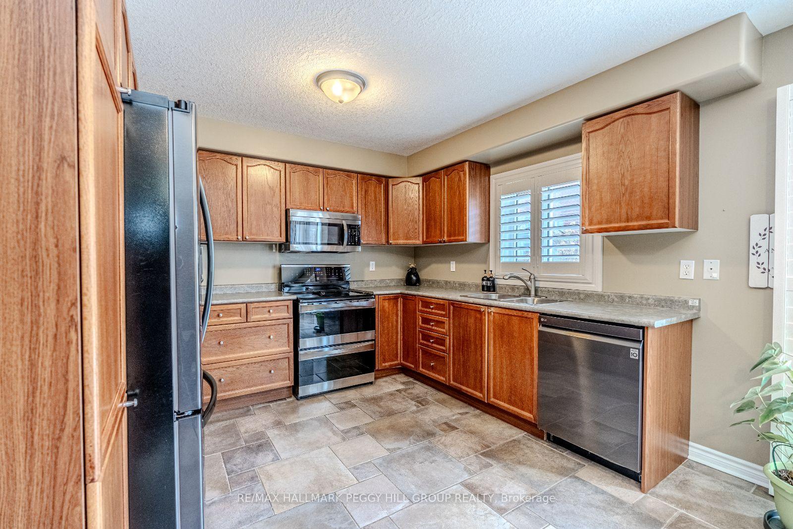 Photo 2 of 35 Benjamin Lane, Barrie, Painswick South — HOMEH