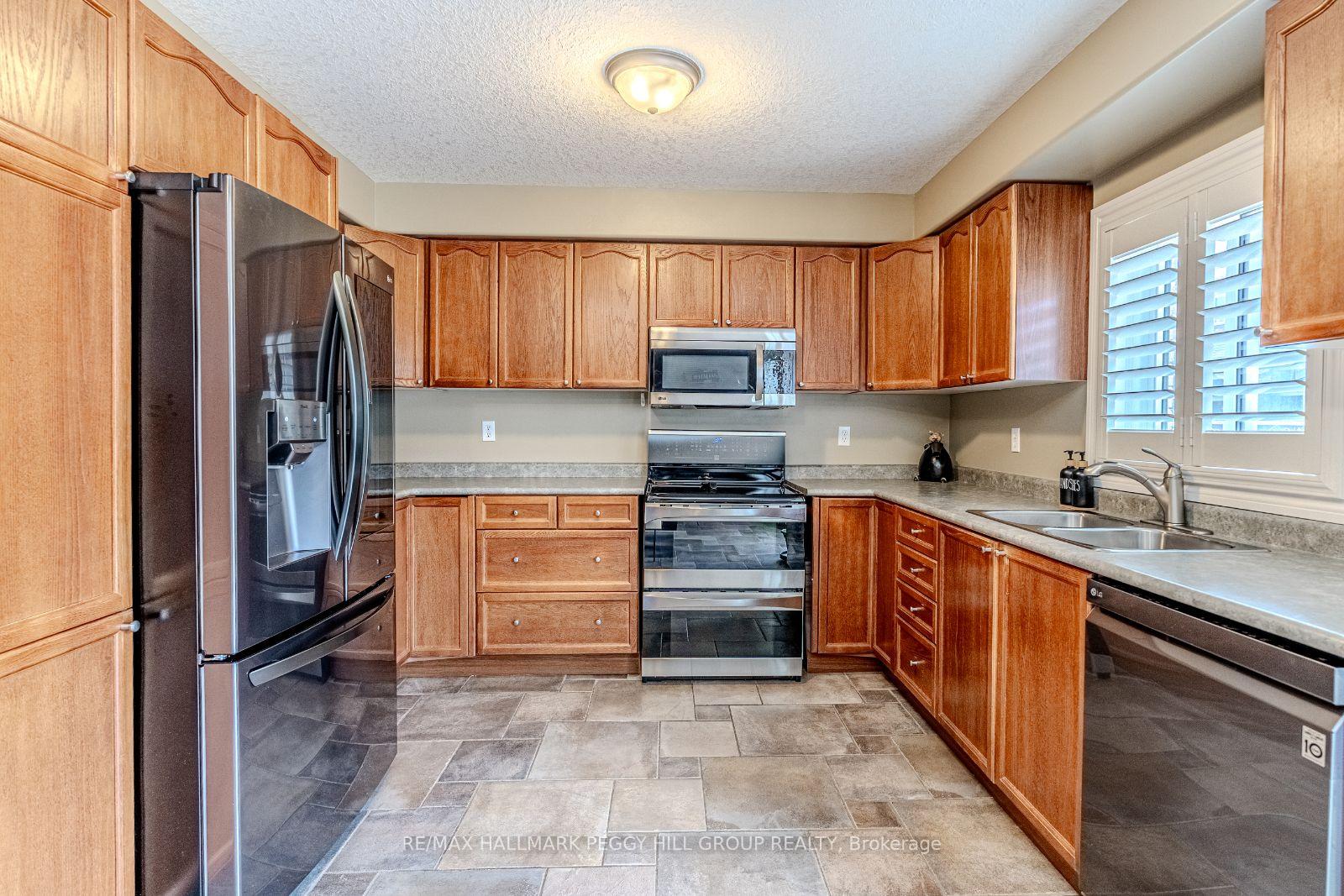 Photo 3 of 35 Benjamin Lane, Barrie, Painswick South — HOMEH