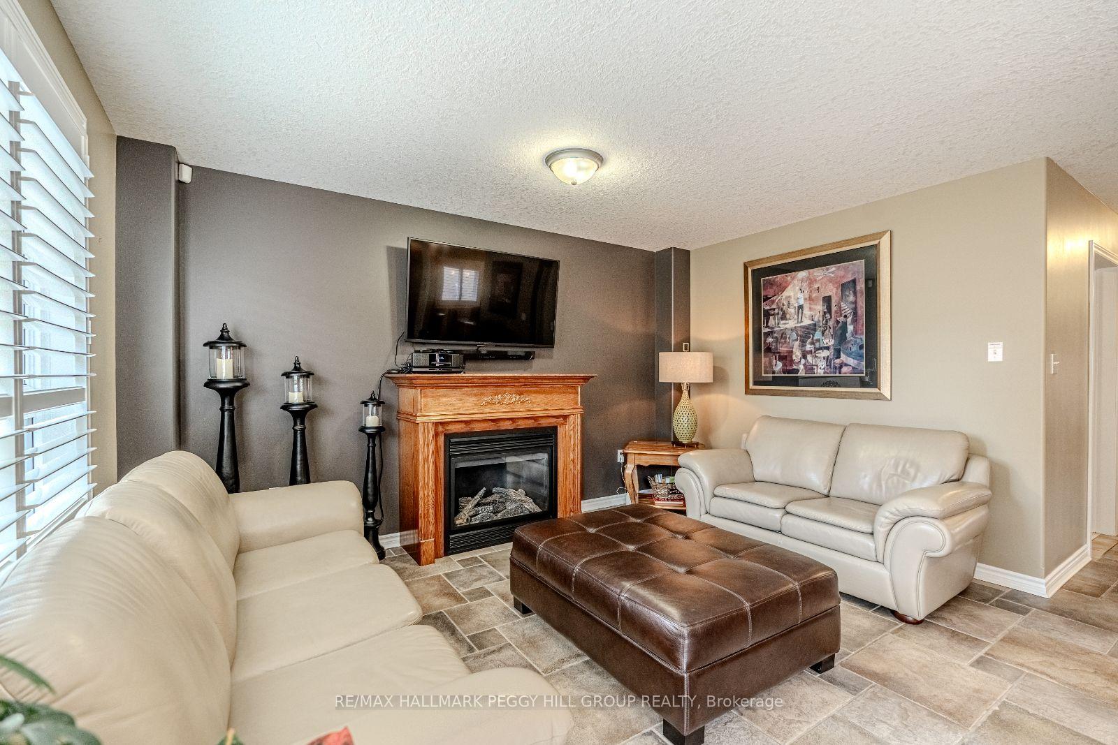 Photo 5 of 35 Benjamin Lane, Barrie, Painswick South — HOMEH