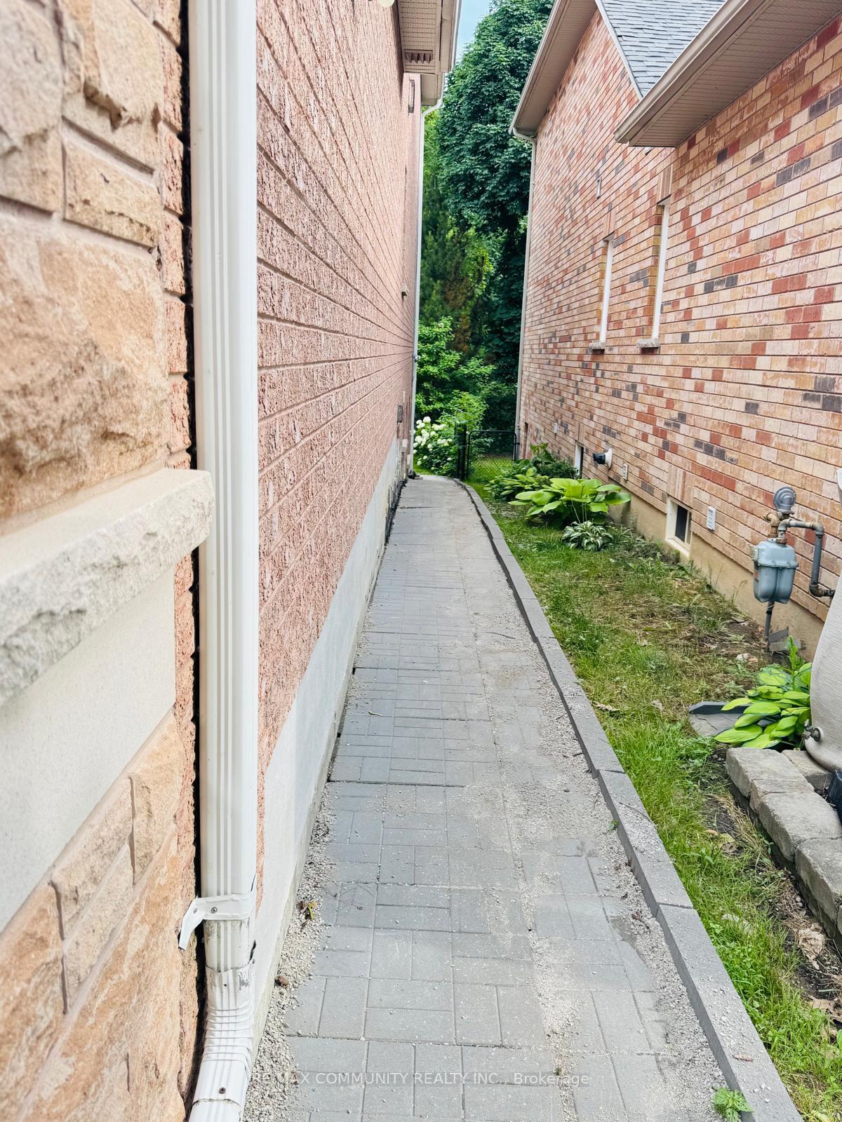 Photo 2 of 933 Red Deer Avenue, Oshawa, Taunton — HOMEH