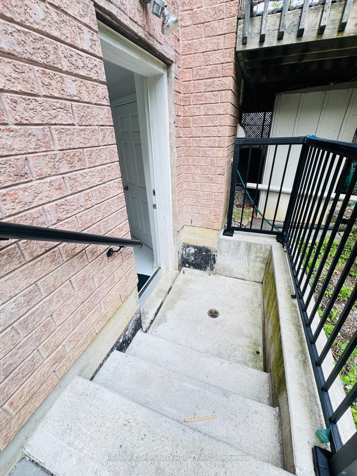 Photo 4 of 933 Red Deer Avenue, Oshawa, Taunton — HOMEH