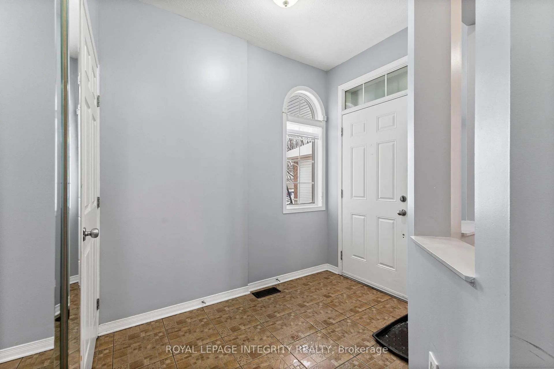 Photo 4 of 2421 Glandriel Crescent, Ottawa, Springridge/East Village — HOMEH