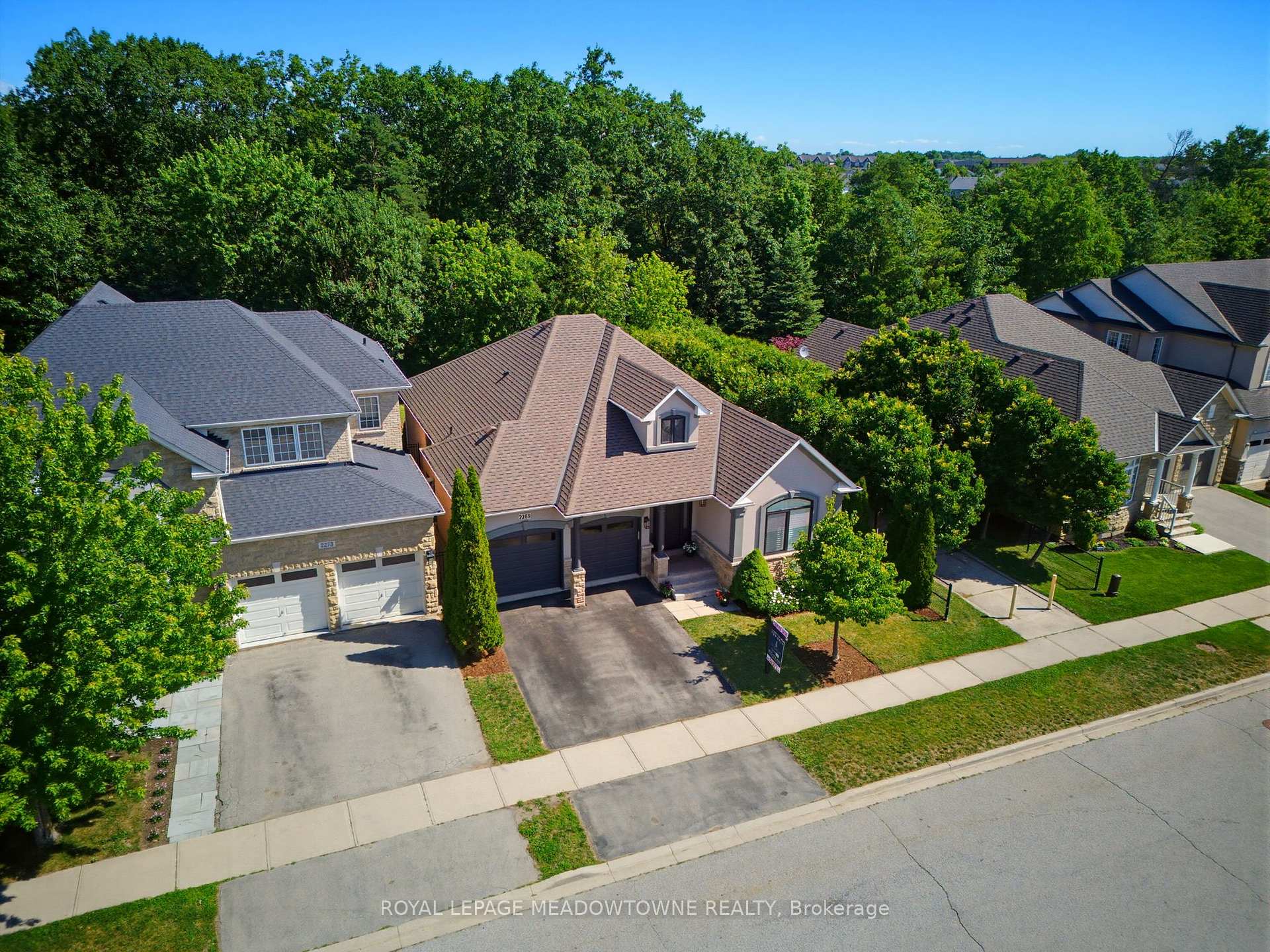Photo 2 of 2269 Wuthering Heights Way, Oakville, Bronte Creek — HOMEH