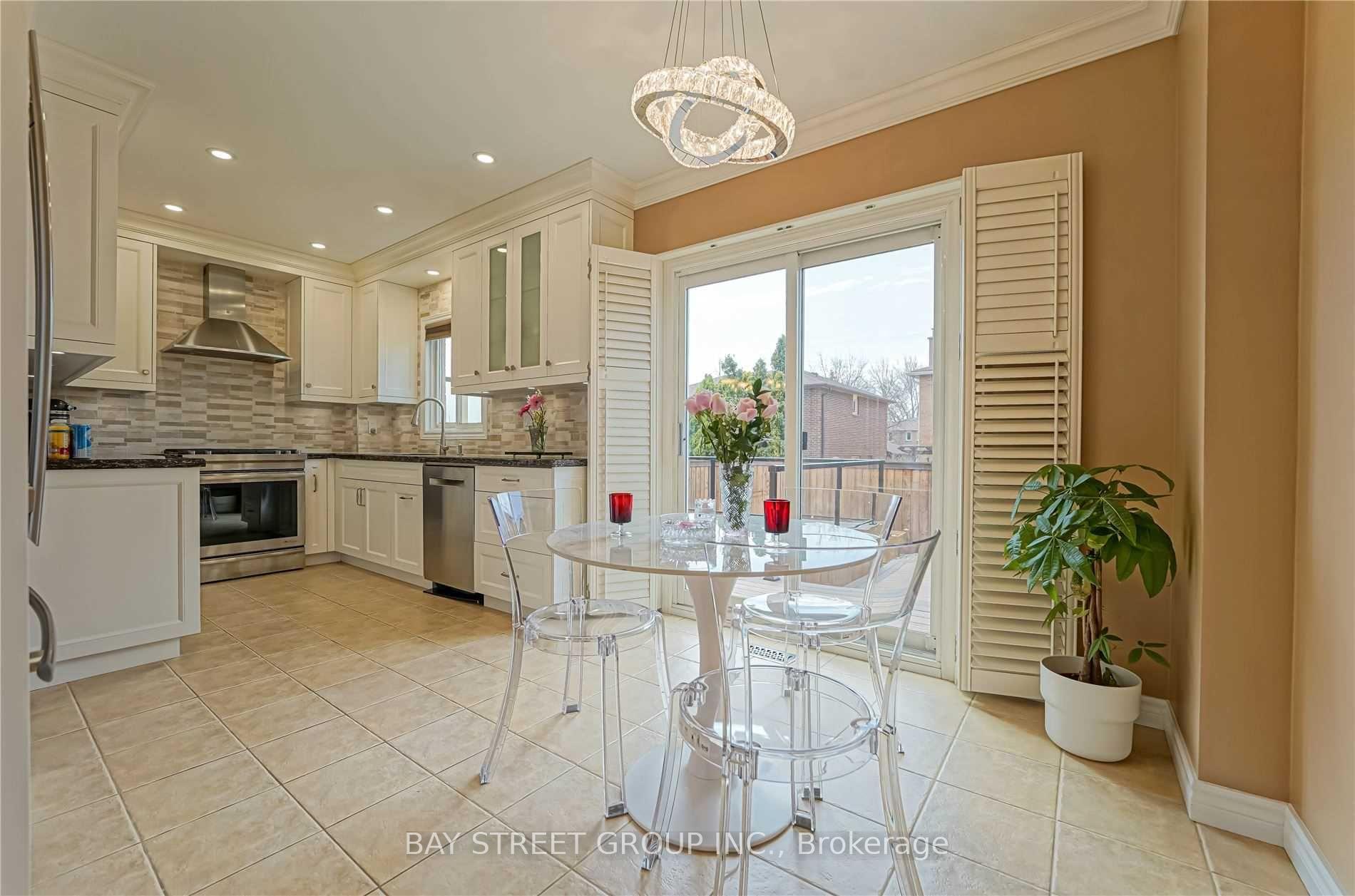 Photo 8 of 1480 Princeton Crescent, Oakville, College Park — HOMEH